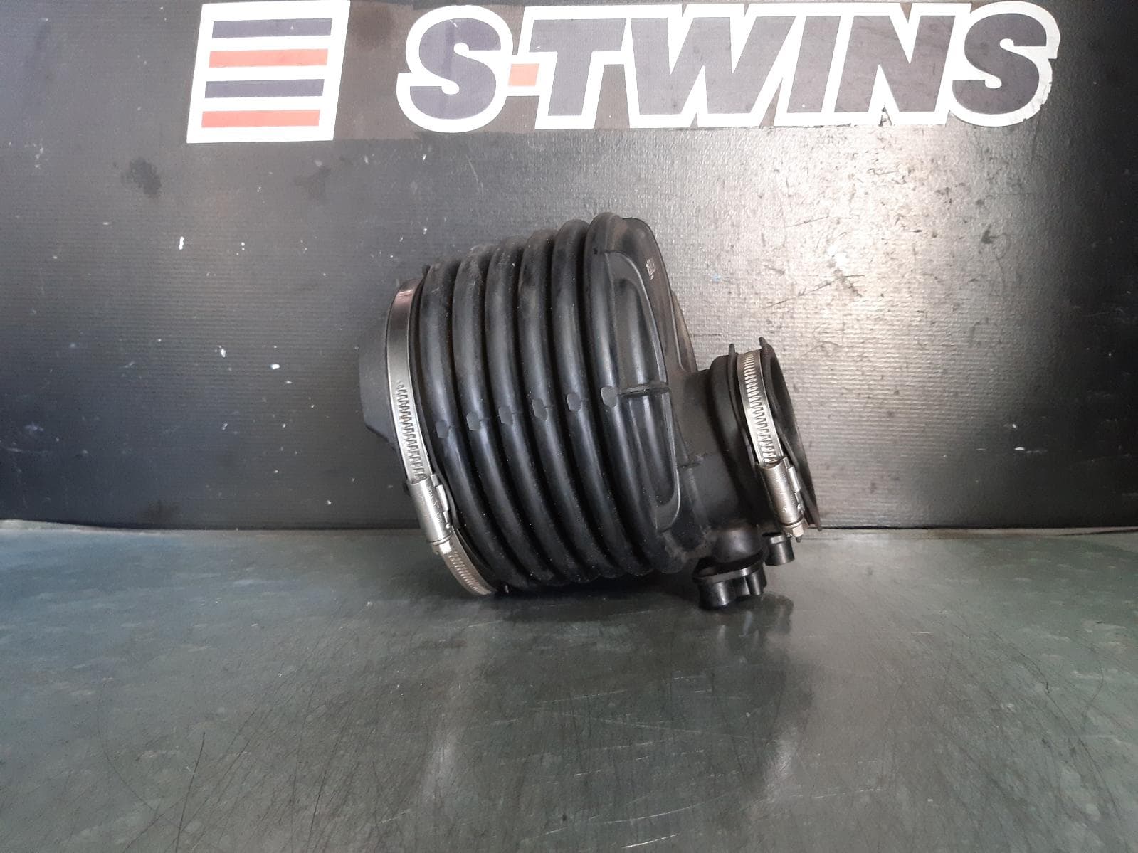 Used auto part listing image: 2015 MERCEDES CLA CLASS AIR CLEANER DUCT HOS PETROL, 2.0, TURBO, C117/X117, CLA45 AMG, 133.980 CODE, 09/13-01/19 0000198781