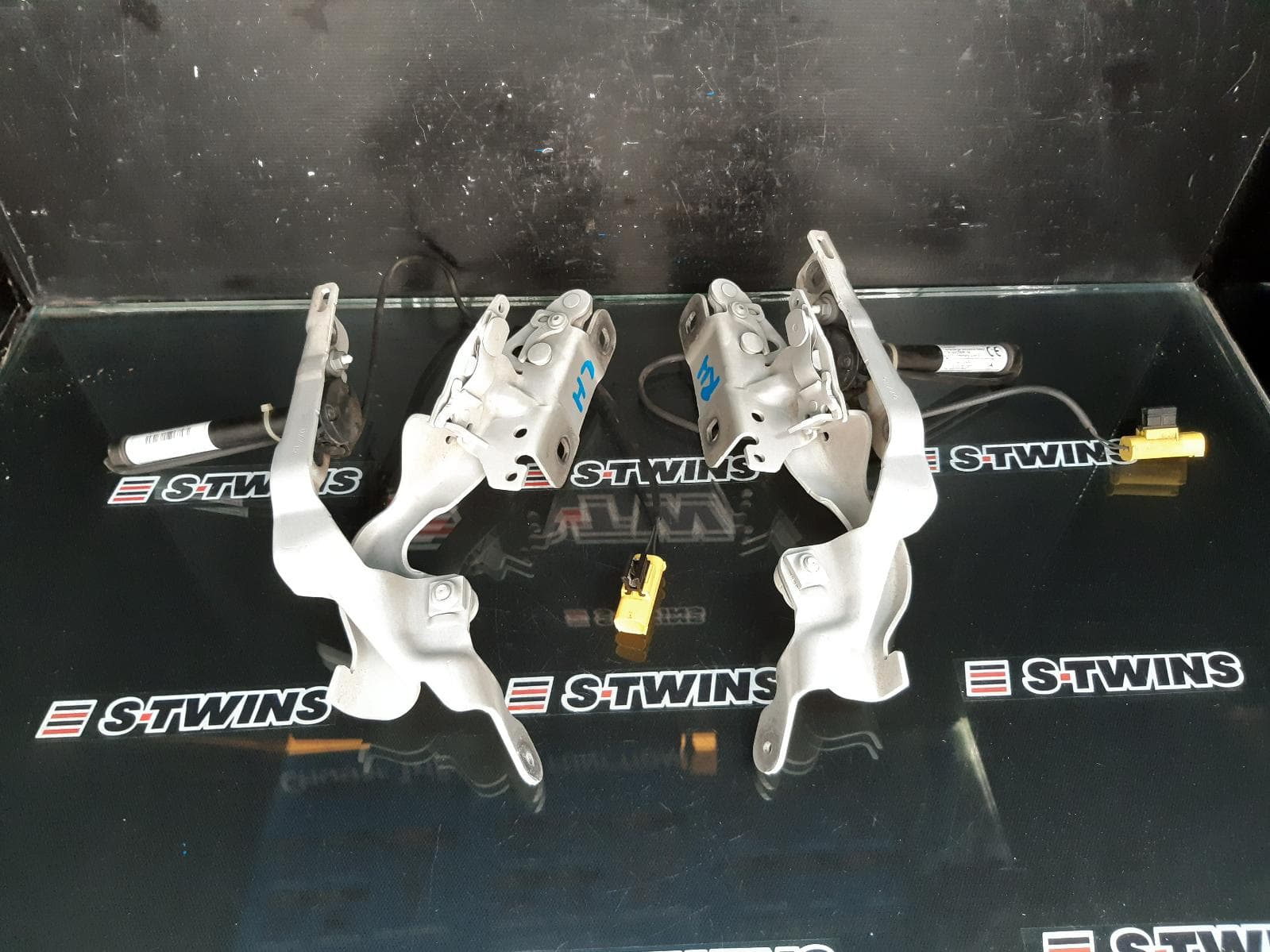 Used auto part listing image: 2015 MERCEDES CLA CLASS BONNET HINGE STRUT C117, 10/13-02/19 0000198778