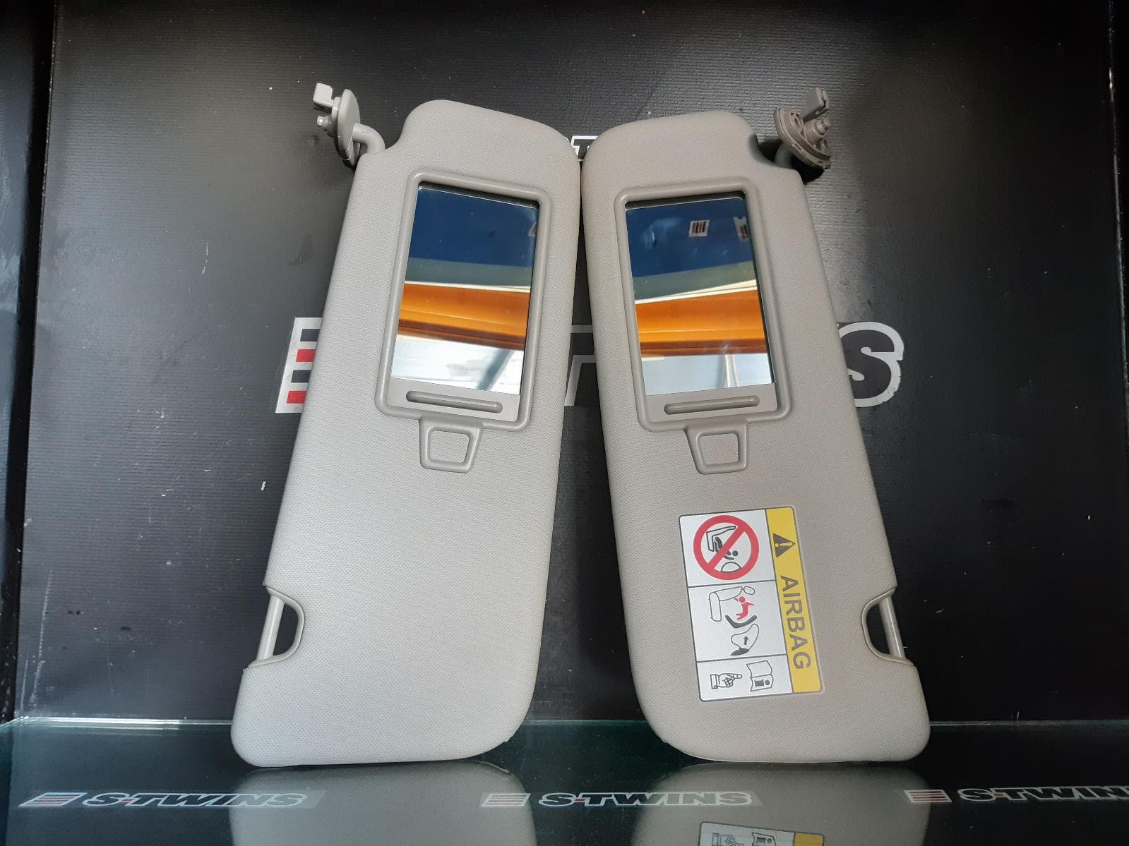 Used auto part listing image: 2017 KIA CARNIVAL/GRAND CARNIVAL SUNVISOR YP, PAIR, NON LAMP TYPE, 02/15-10/20 0000180425