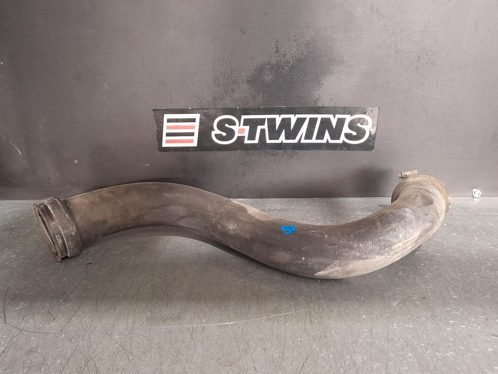 Used auto part listing image: 2011 FORD FALCON AIR CLEANER DUCT HOS FG-FGX, 4.0, PETROL, TURBO, 04/08-12/16 0000327239