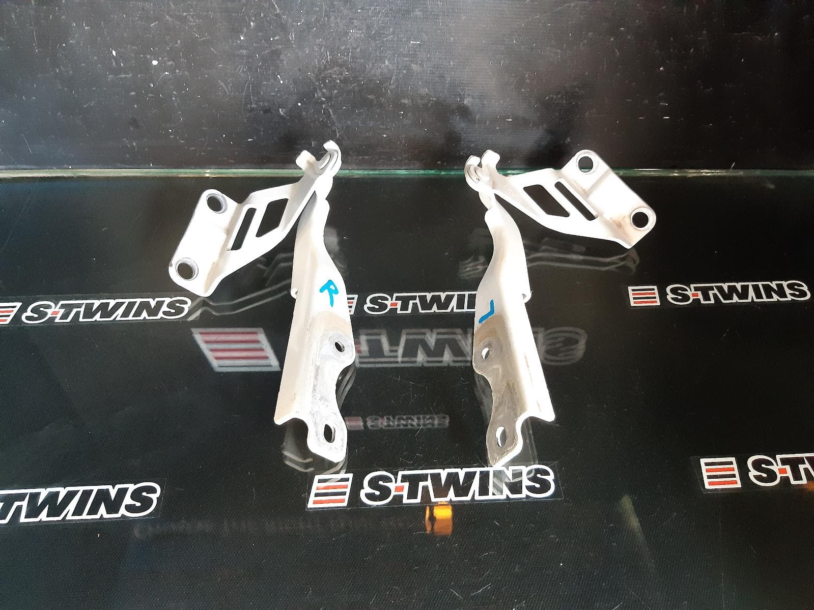 Used auto part listing image: 2017 MAZDA 3 BONNET HINGE STRUT HINGES (PAIR), BM-BN, 11/13-02/19 0000180784