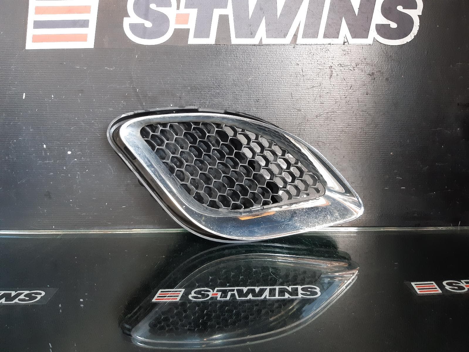 Used auto part listing image: 2013 JEEP GRANDCHEROKEE GRILLE BUMPER GRILLE, WK, SRT8/SRT, WK, 01/12-09/16 0000180907