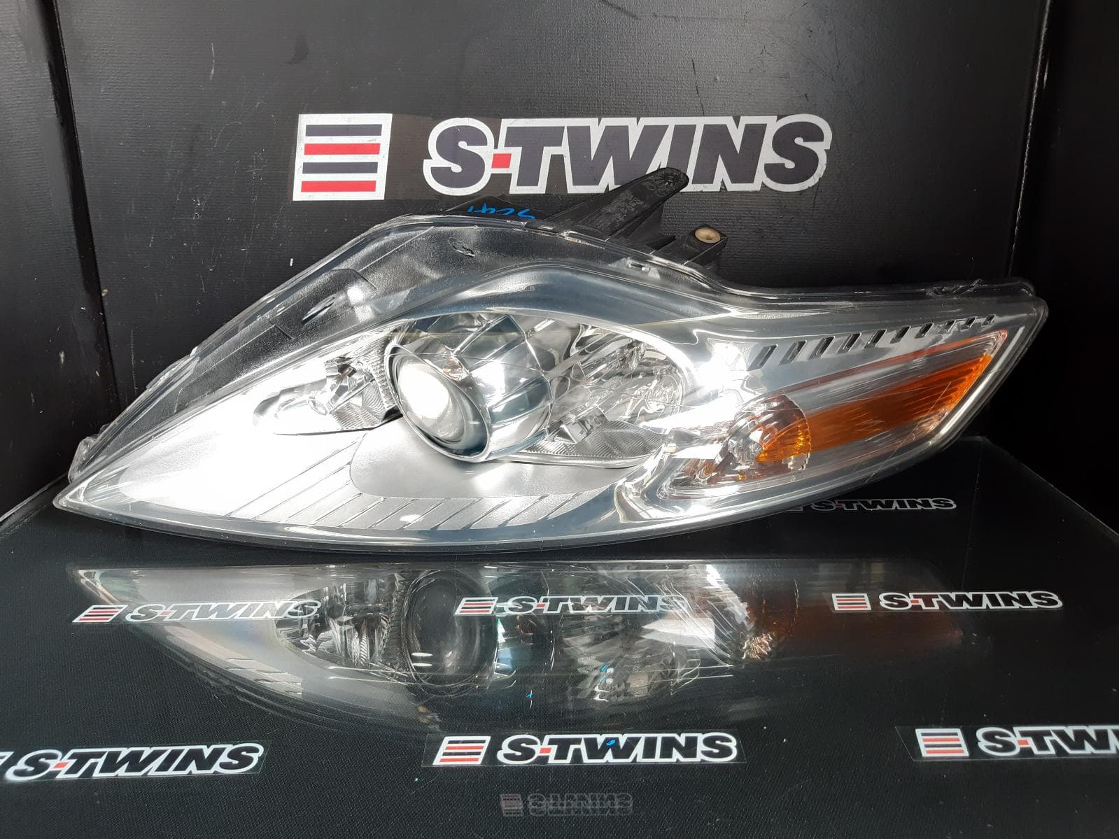 Used auto part listing image: 2011 FORD MONDEO LEFT HEADLAMP MC, HALOGEN, W/ CORNERING & DAYTIME RUNNING LIGHT TYPE, TITANIUM, 11/10-12/14 0000184885