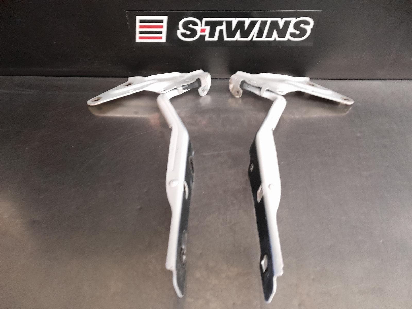 Used auto part listing image: 2021 RAM 1500 BONNET HINGE STRUT DS, HINGES (PAIR), 11/17-12/23 0000273493