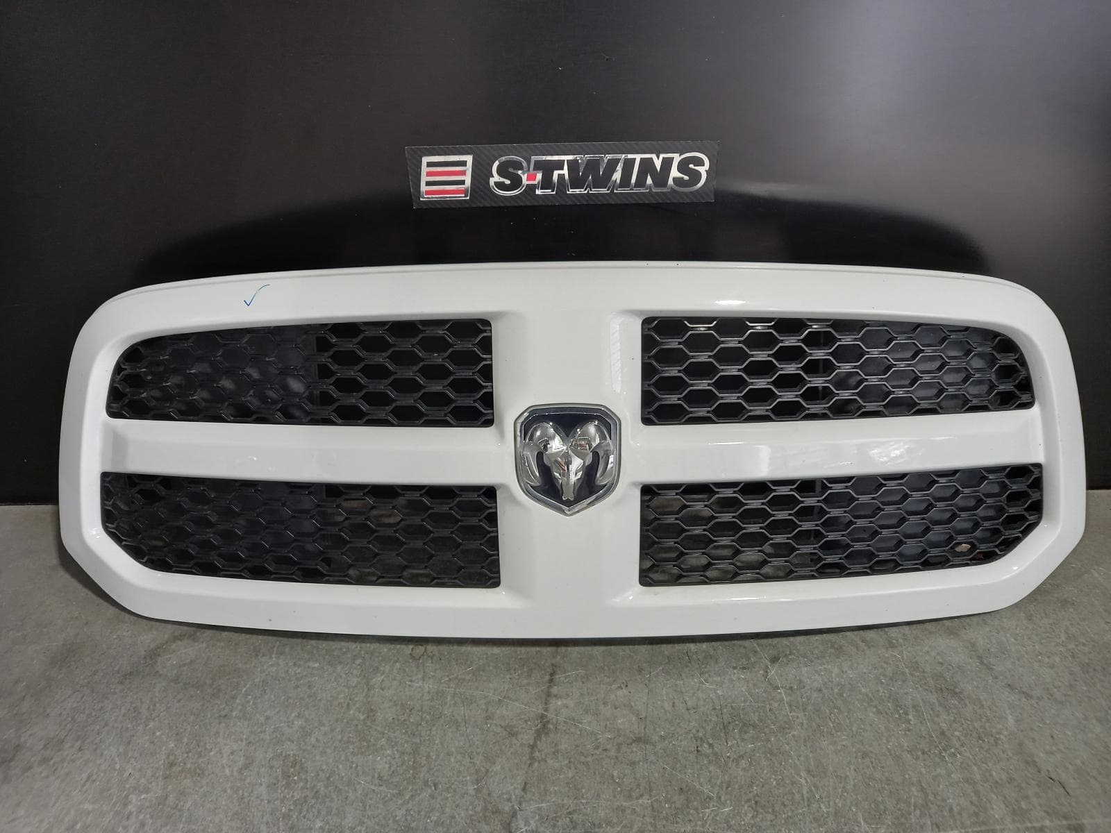 Used auto part listing image: 2021 RAM 1500 GRILLE RADIATOR GRILLE, DS, EXPRESS, COLOUR CODED, 11/17- 0000188231