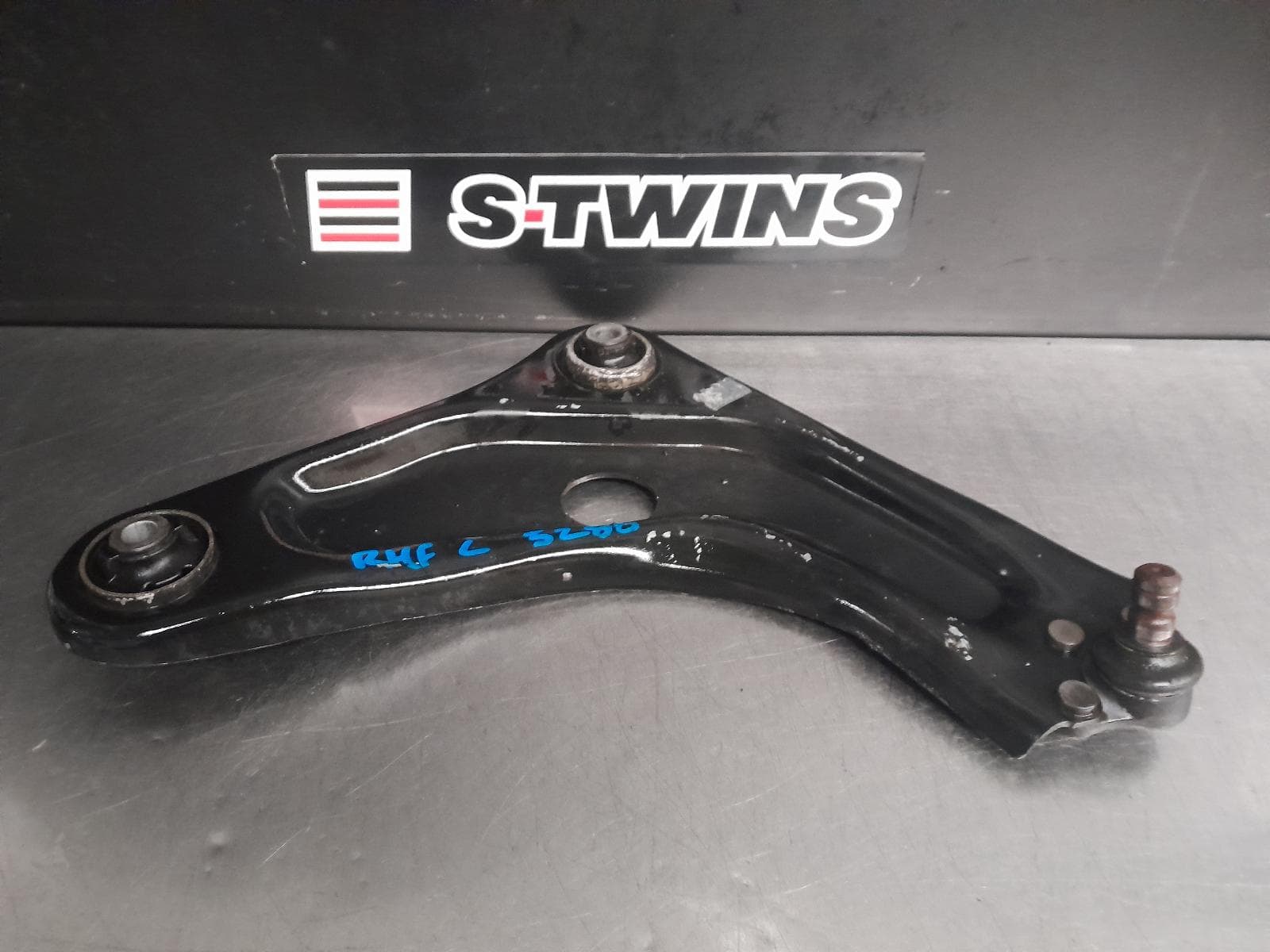 Used auto part listing image: 2017 CITROEN C4 CACTUS RIGHT FRONT LOWER CONTROL ARM E3, 11/15-12/18 0000277406