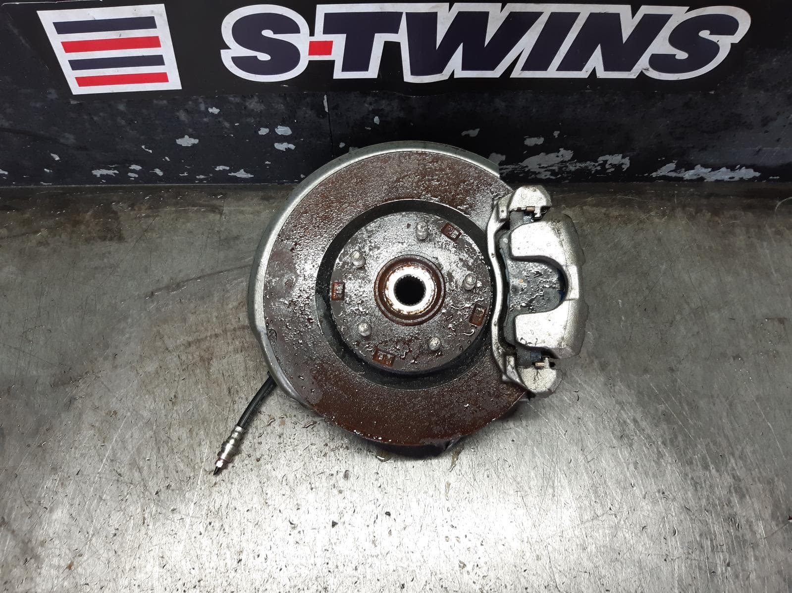 Used auto part listing image: 2021 MITSUBISHI ECLIPSE CROSS RIGHT FRONT HUB ASSEMBLY 2WD/4WD, YB, 10/20- 0000308224
