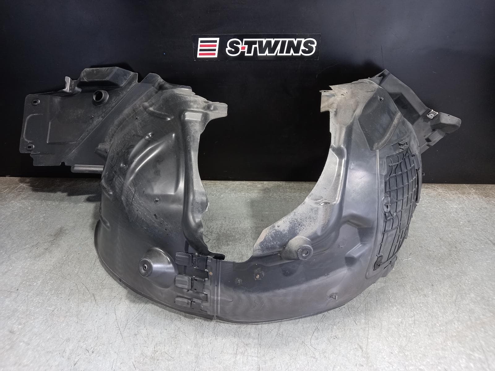 Used auto part listing image: 2017 MERCEDES C CLASS RIGHT GUARD LINER C205/A205, COUPE/CABRIO, 01/16- 0000295971