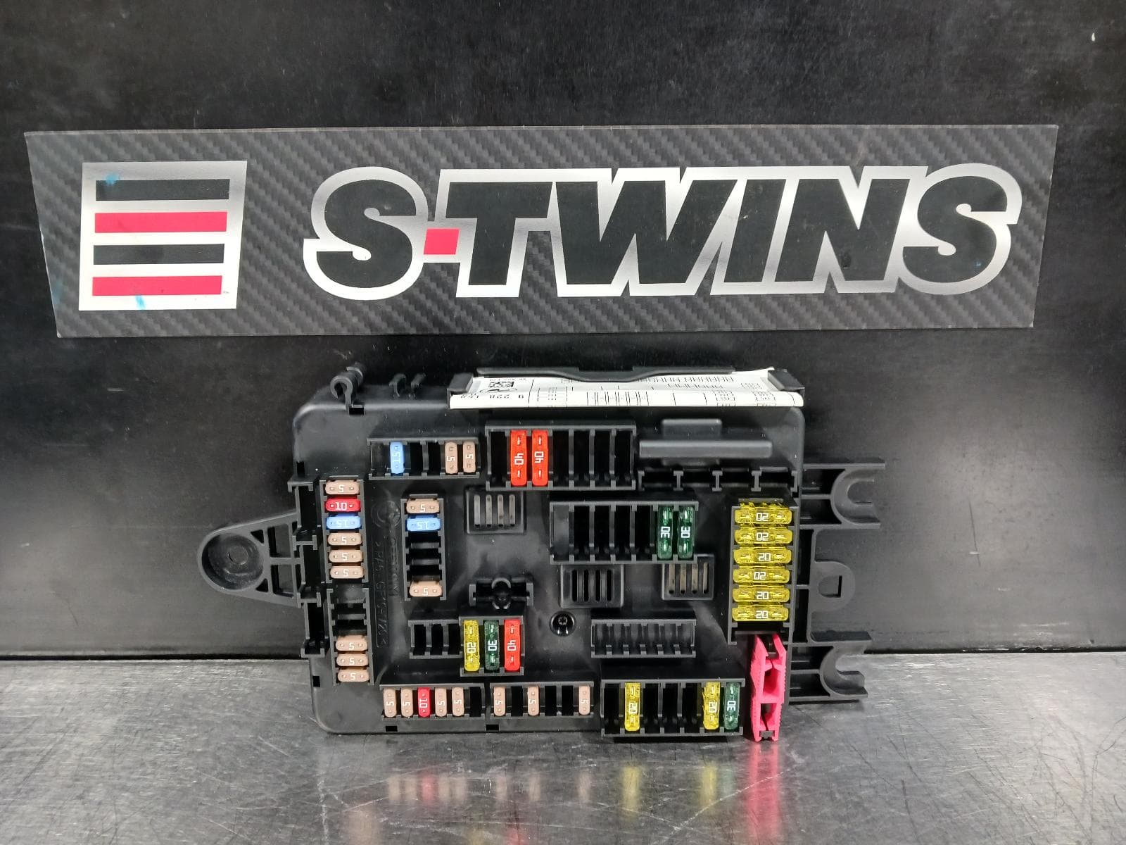 Used auto part listing image: 2012 BMW 1 SERIES FUSE BOX IN BOOT, F20, HATCH, 06/11-04/19 0000206032