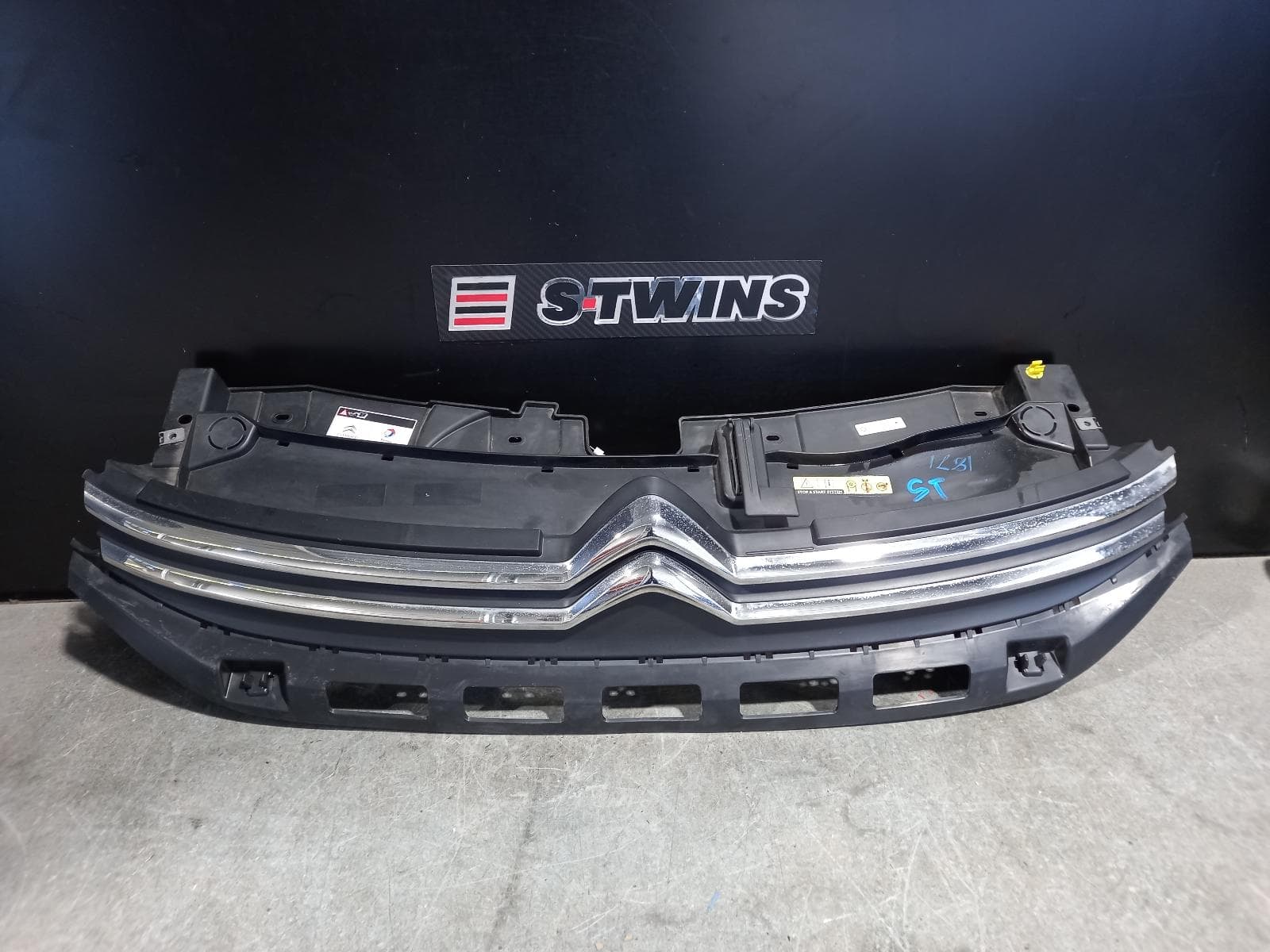 Used auto part listing image: 2017 CITROEN C3 GRILLE RADIATOR GRILLE, NON RADAR TYPE, B618, 08/17-09/19 0000185304