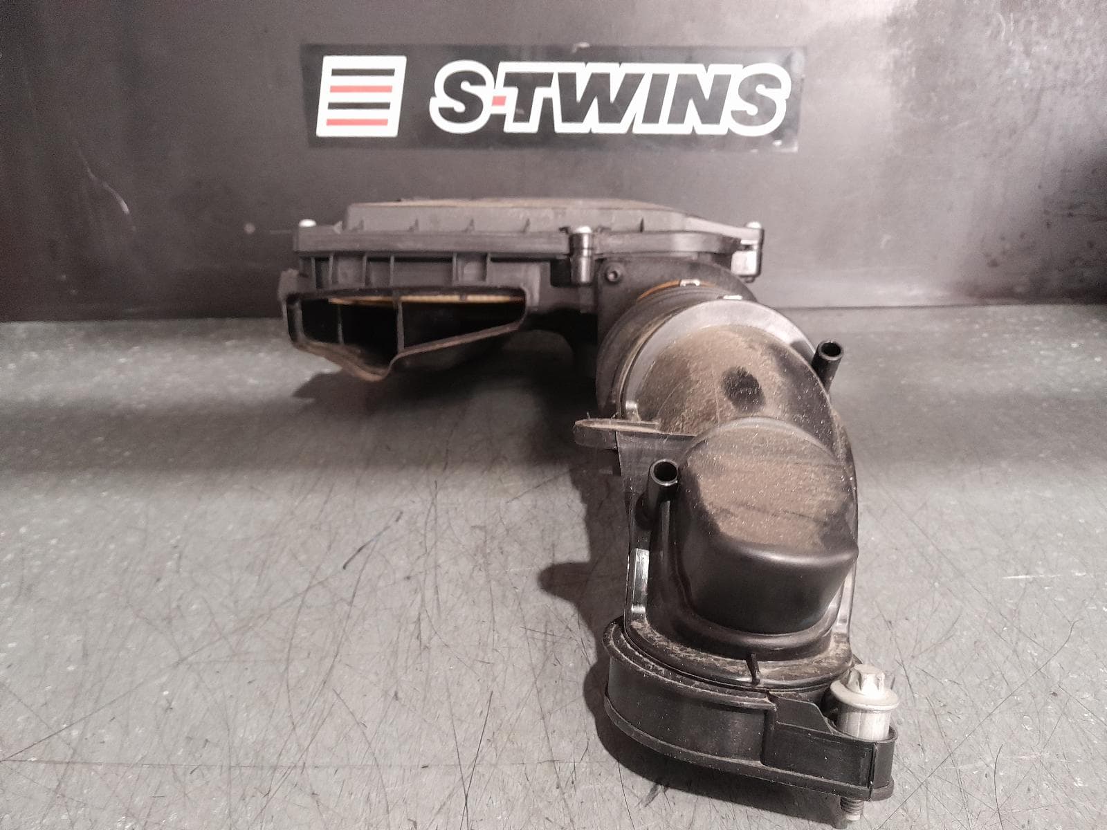 Used auto part listing image: 2018 MERCEDES C CLASS AIR CLEANER BOX AIR CLEANER, W205, 3.0, PETROL, LH SIDE, 07/16-09/21 0000338348