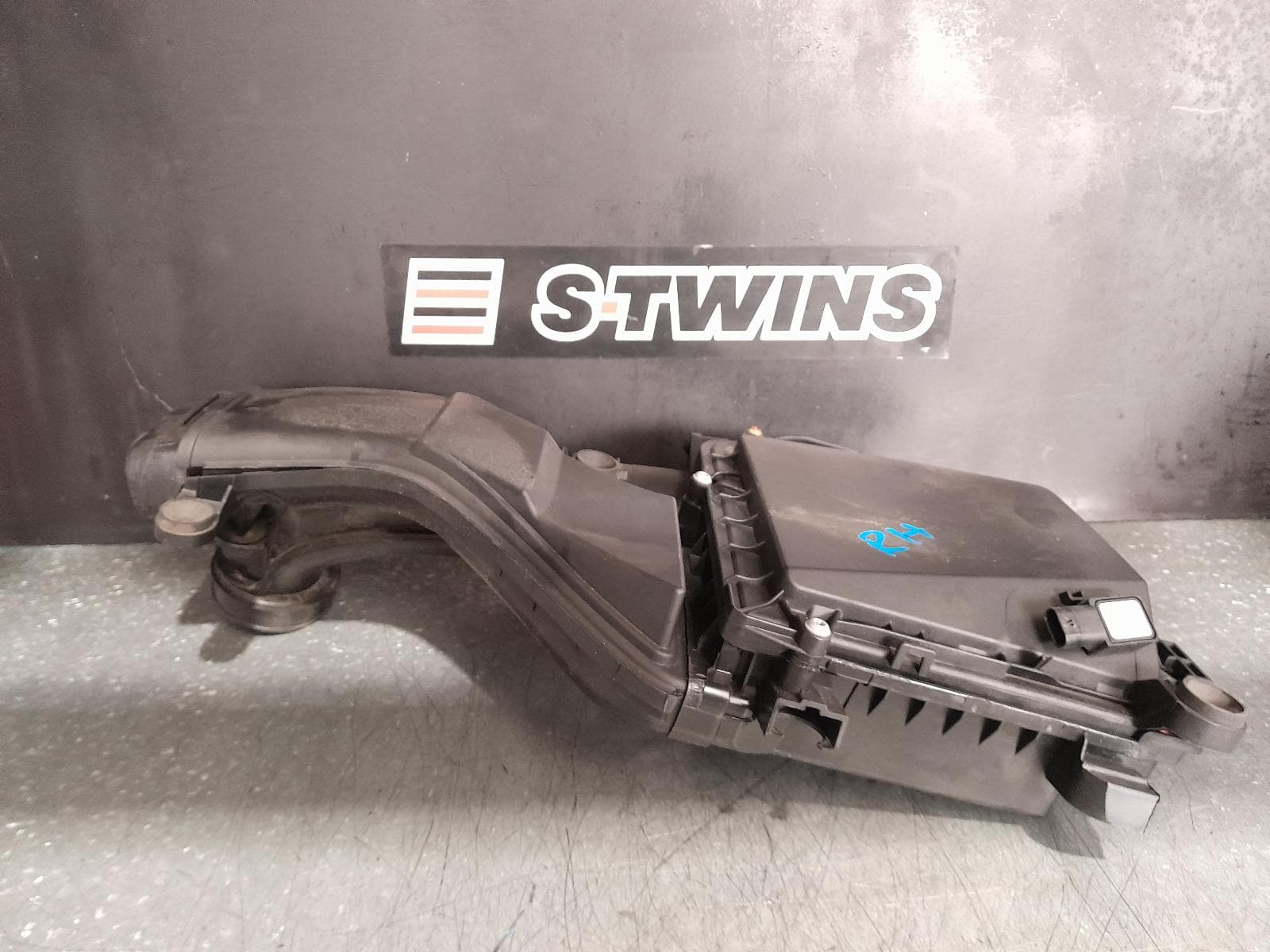 Used auto part listing image: 2018 MERCEDES C CLASS AIR CLEANER BOX AIR CLEANER, W205, 3.0, PETROL, RH SIDE, 07/16-09/21 0000338349