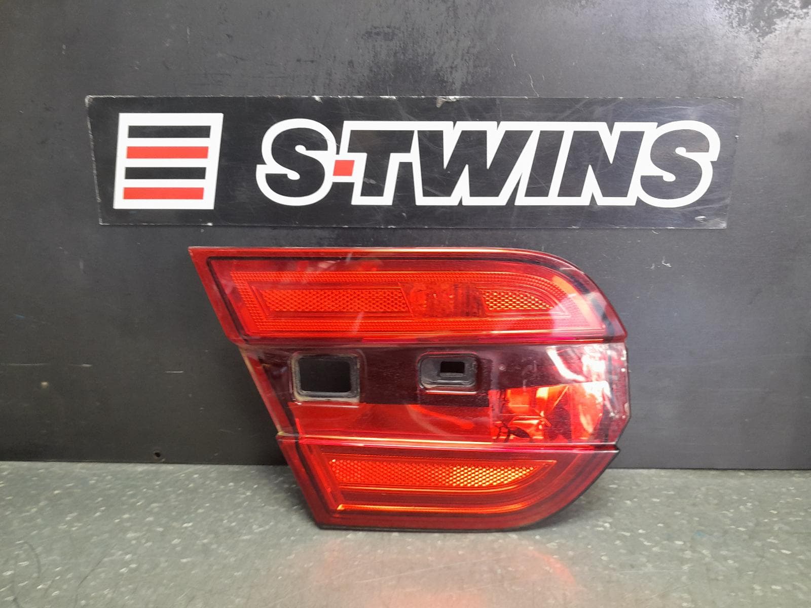 Used auto part listing image: 2014 JAGUAR XF REAR GARNISH BOOTLID LAMP (LH SIDE), LATE TYPE, X250, 08/11-05/15 0000348854