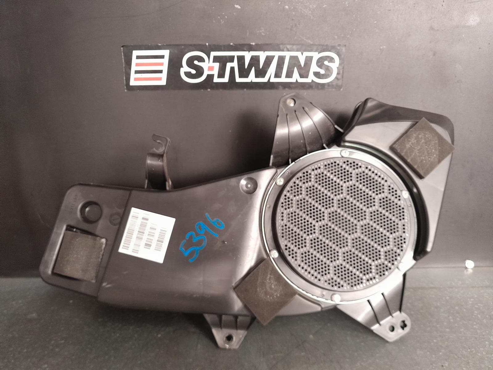 Used auto part listing image: 2022 JEEP COMPASS SUBWOOFER, M6, 10/17- 0000322573