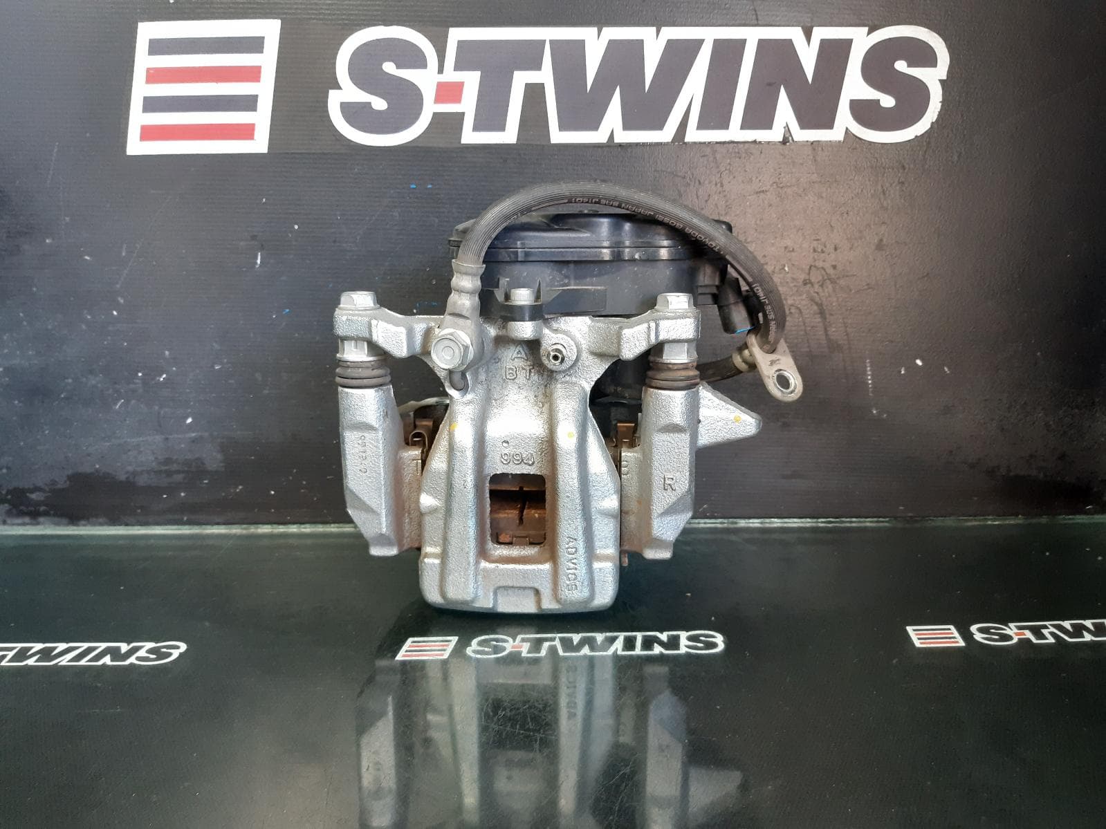 Used auto part listing image: 2020 TOYOTA COROLLA CALIPER RH REAR, E210, HATCH, HYBRID TYPE, 07/18- 0000262650