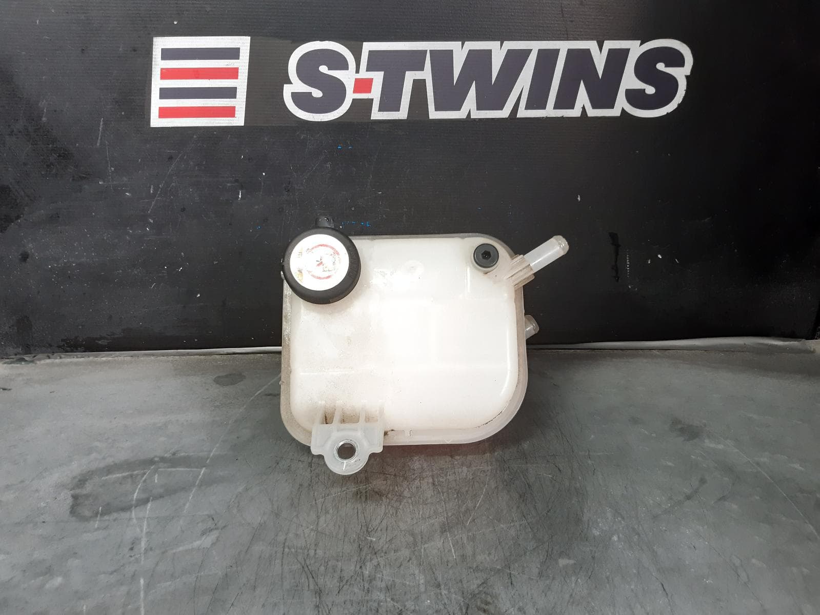 Used auto part listing image: 2020 TOYOTA COROLLA OVERFLOW BOTTLE E210, 07/18- 0000262693