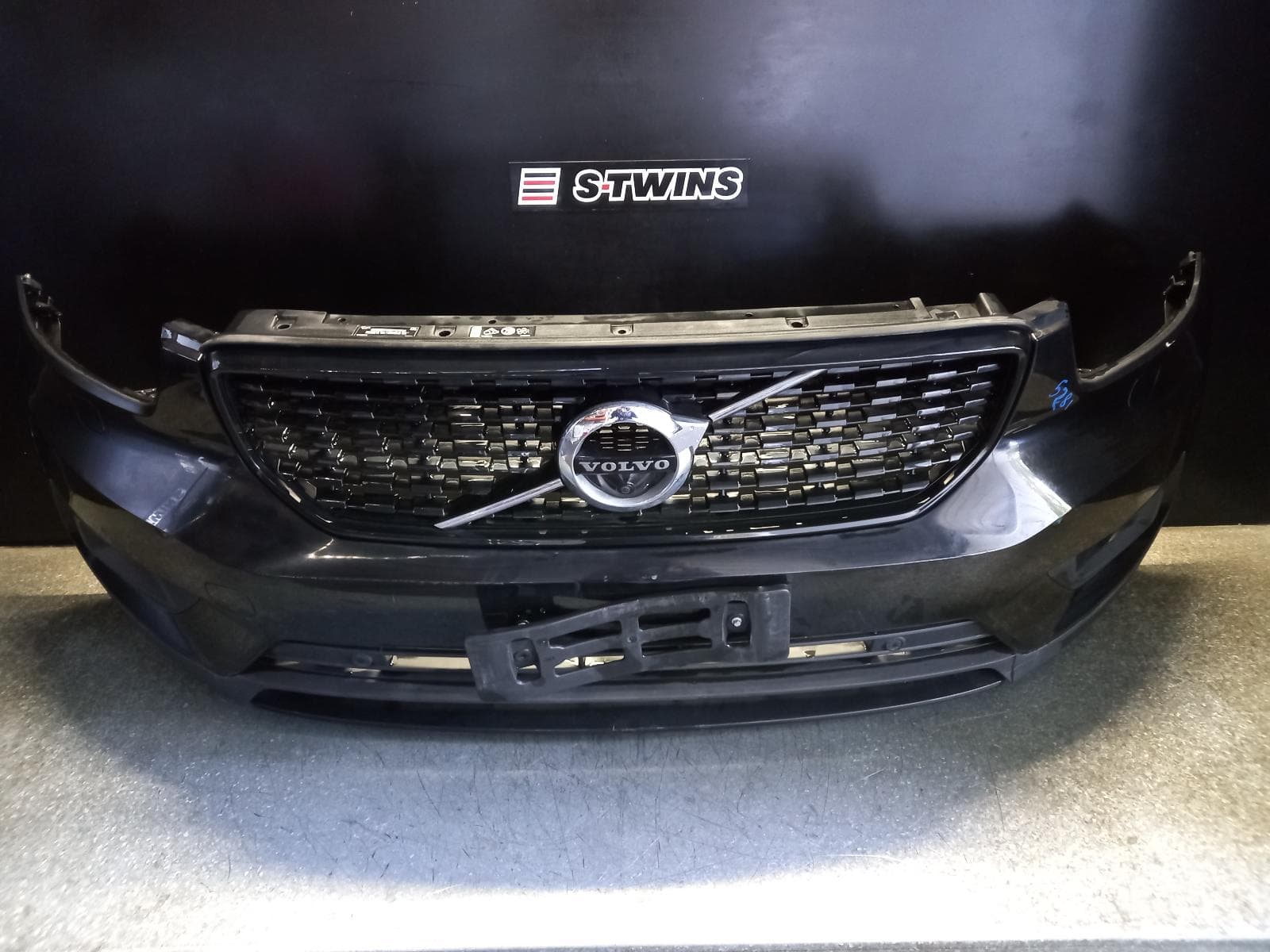 Used auto part listing image: 2021 VOLVO XC40 FRONT BUMPER R-DESIGN, W/ PARK ASSIST TYPE, 02/18-05/22 0000254803