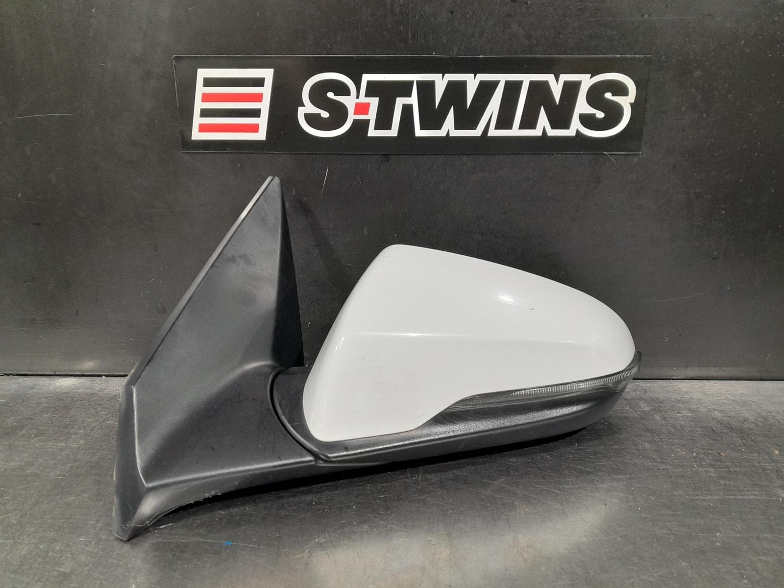 Used auto part listing image: 2020 HYUNDAI VELOSTER LEFT DOOR MIRROR JS, MANUAL FOLDING TYPE, COLOUR CODED TYPE, 06/19-07/21 0000268657