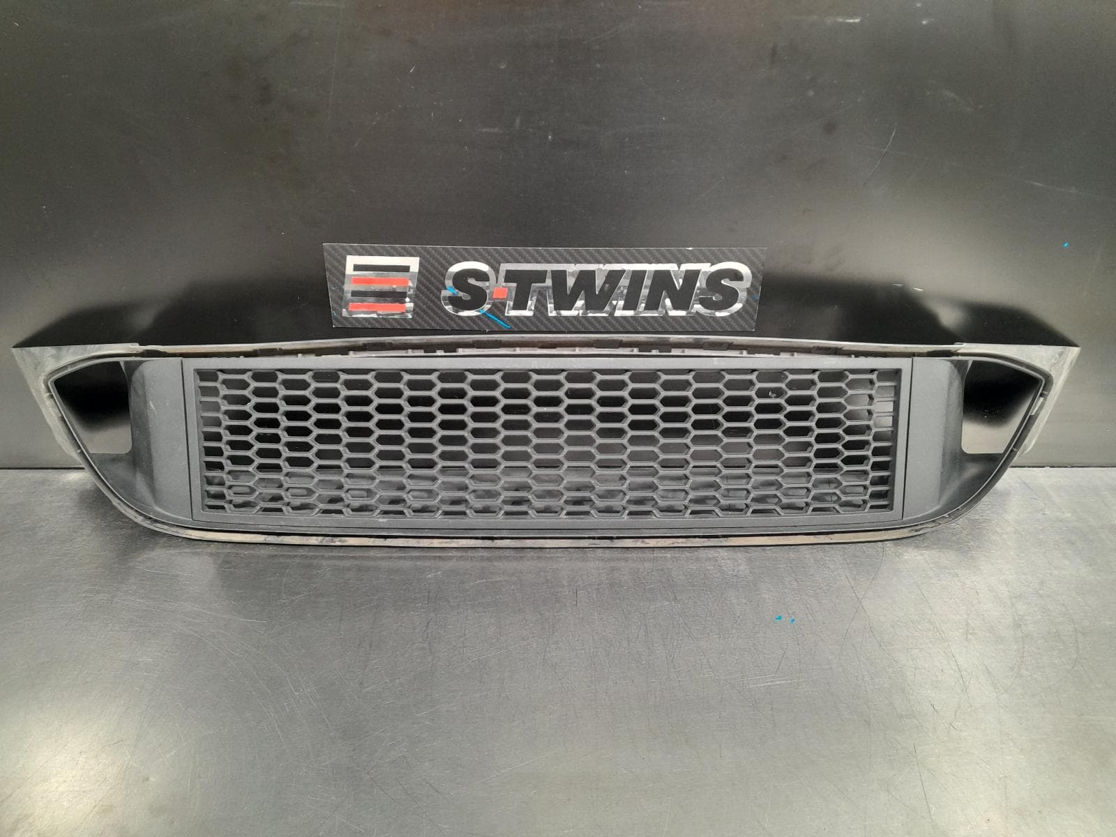Used auto part listing image: 2013 BMW 5 SERIES GRILLE BUMPER GRILLE, 1-PIECE TYPE, NON ACTIVE CRUISE/STOP AND GO TYPE,F10/F11, SEDAN/WAGON, 05/10-01/17 0000192713