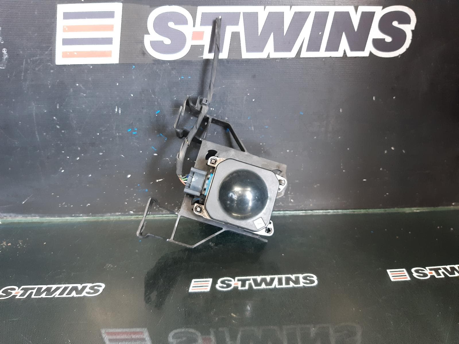 Used auto part listing image: 2016 INFINITI Q30 REVERSE CAMERA FRONT CAMERA BEHIND WINDSCFREEN, H15, 04/16-12/19 0000307917