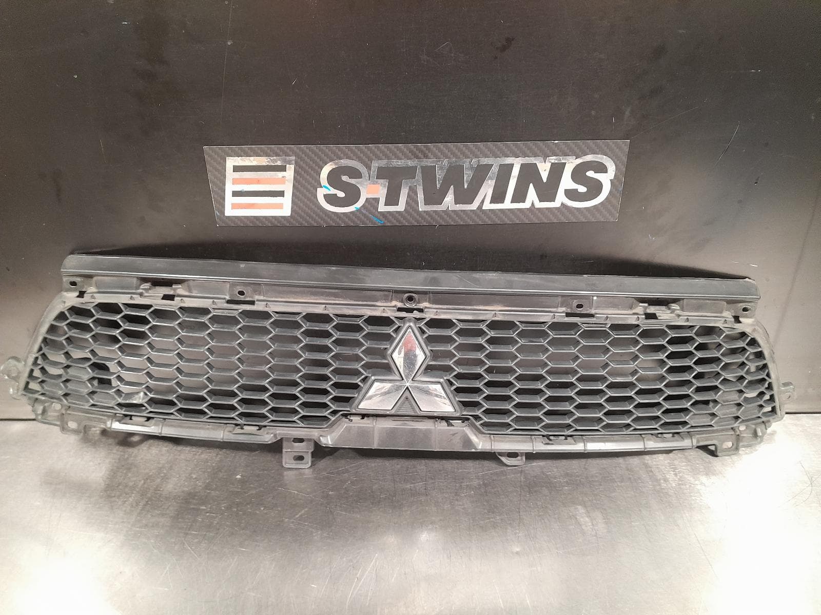 Used auto part listing image: 2011 MITSUBISHI OUTLANDER GRILLE RADIATOR GRILLE, ZH, 09/09-10/12 0000196000