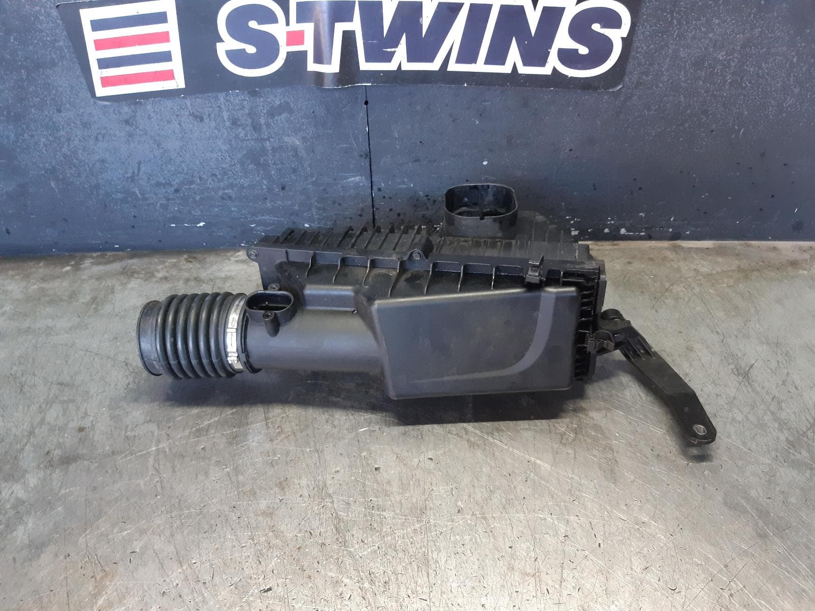 Used auto part listing image: 2019 ALFA ROMEO STELVIO AIR CLEANER BOX 949, 01/18- 0000219101
