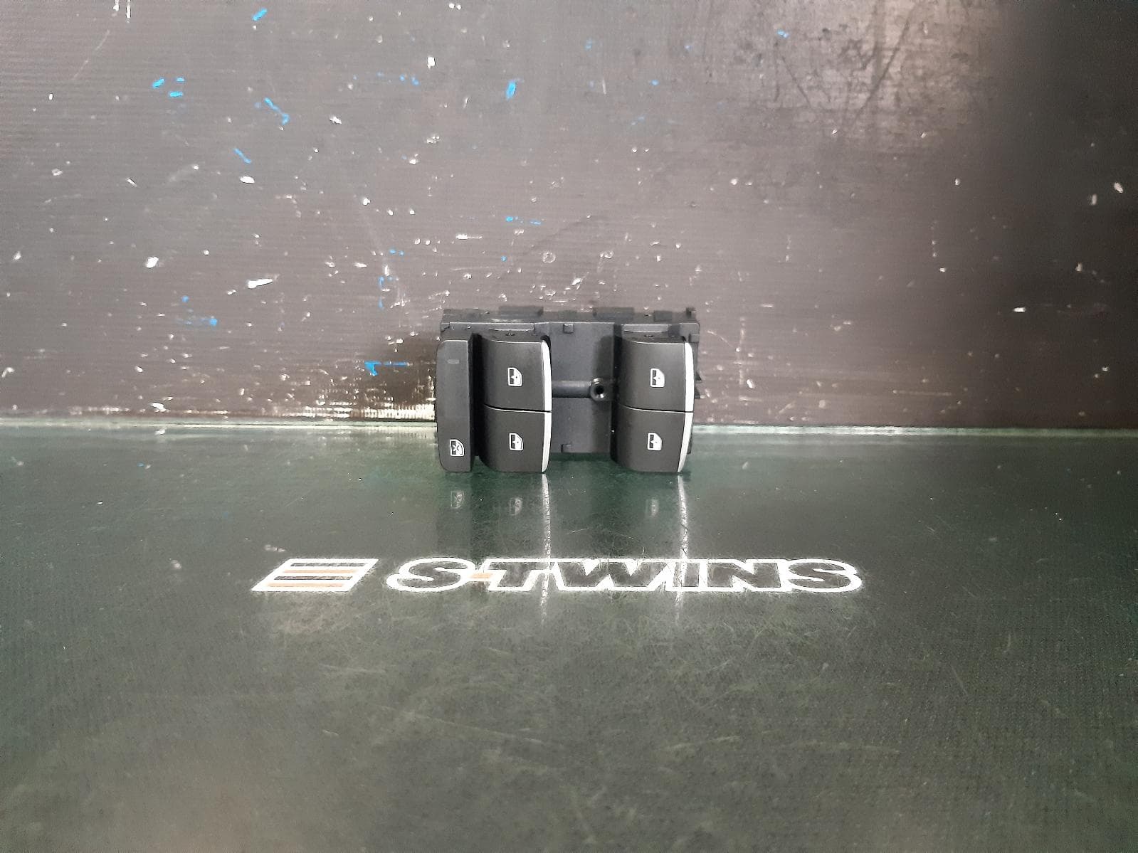 Used auto part listing image: 2019 ALFA ROMEO STELVIO PWR DR WIND SWITCH RH FRONT (MASTER SWITCH), 949, 01/18- 0000308272