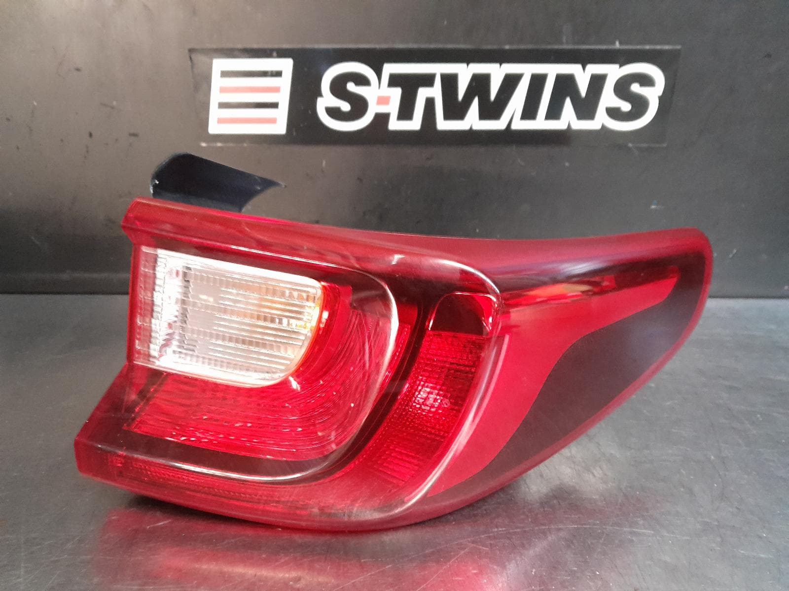 Used auto part listing image: 2021 KIA STONIC REAR GARNISH TAILGATE LAMP (LH SIDE), LED TYPE, YB, 08/20- 0000269057