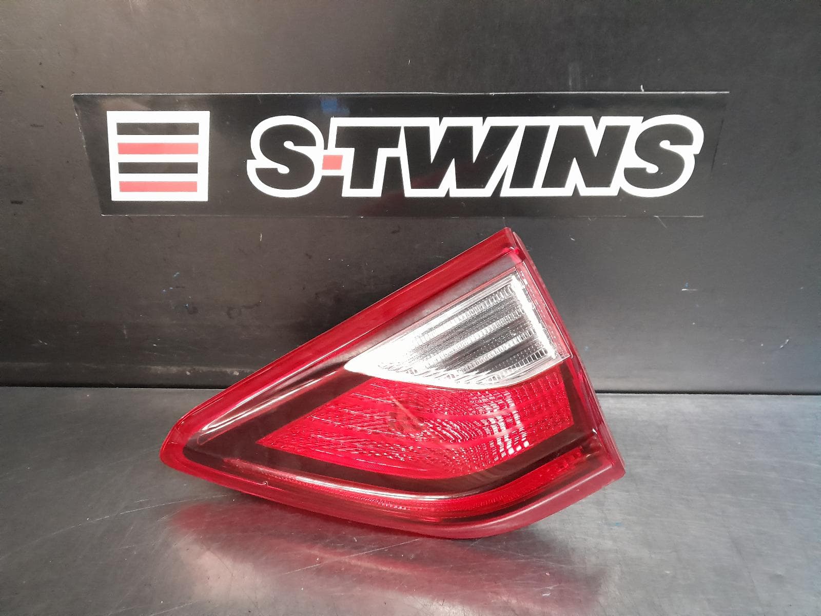 Used auto part listing image: 2021 KIA STONIC REAR GARNISH TAILGATE LAMP (RH SIDE), LED TYPE, YB, 08/20- 0000269058