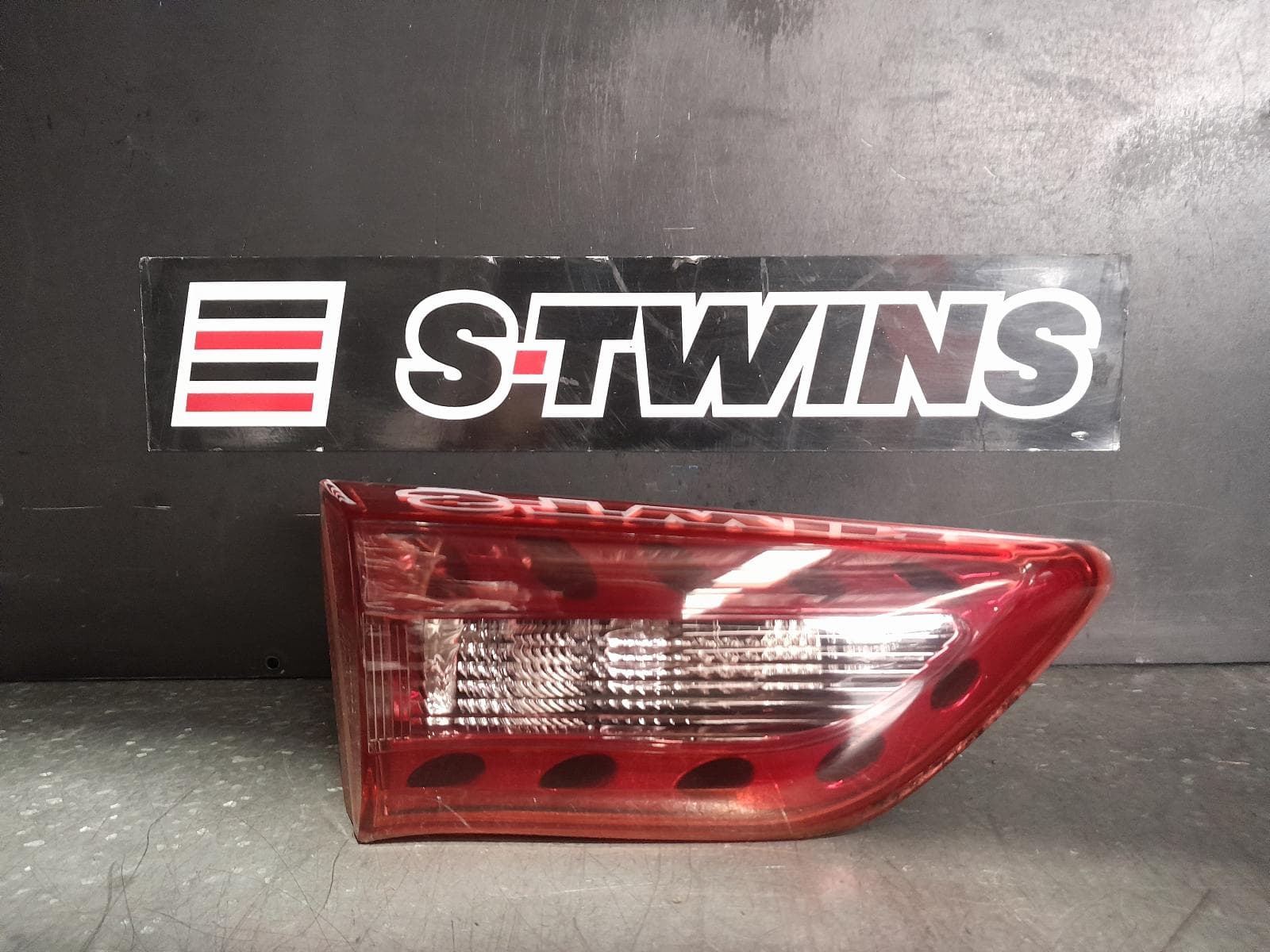 Used auto part listing image: 2017 INFINITI QX70 REAR GARNISH TAILGATE LAMP (RH SIDE), S51, 10/13-12/19 0000343951