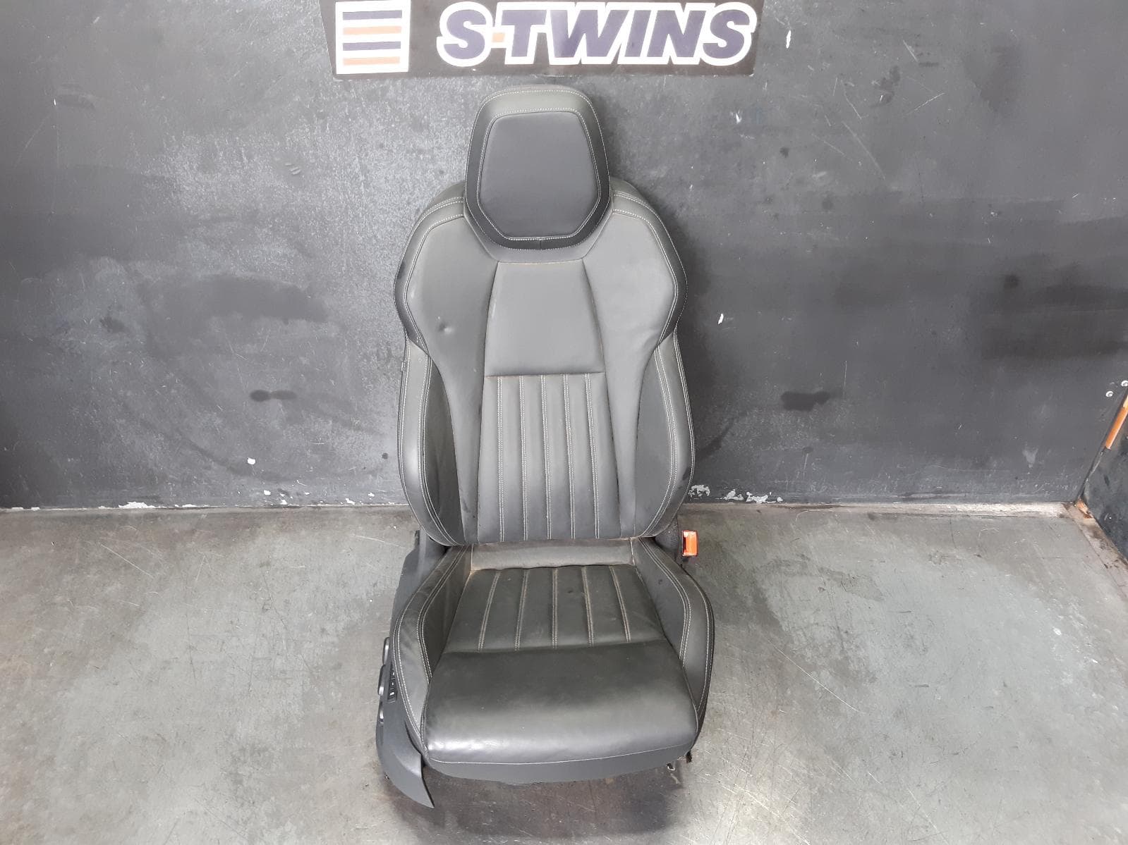 Used auto part listing image: 2020 SKODA KAROQ FRONT SEAT RH FRONT, LEATHER, BLACK, NU, 04/18- 0000303438