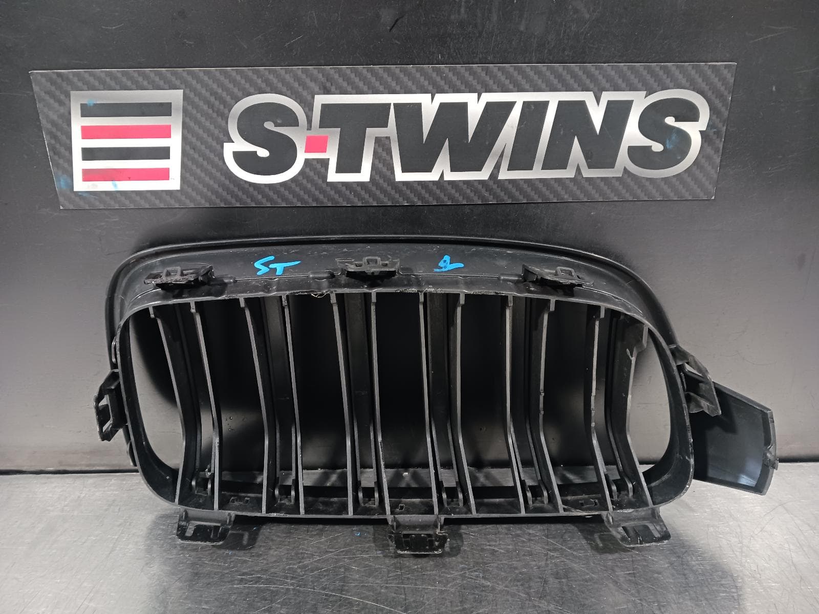 Used auto part listing image: 2013 BMW 3 SERIES GRILLE BUMPER GRILLE (LH SIDE), F30/F31, SEDAN/WAGON, 11/11-02/19 0000210805