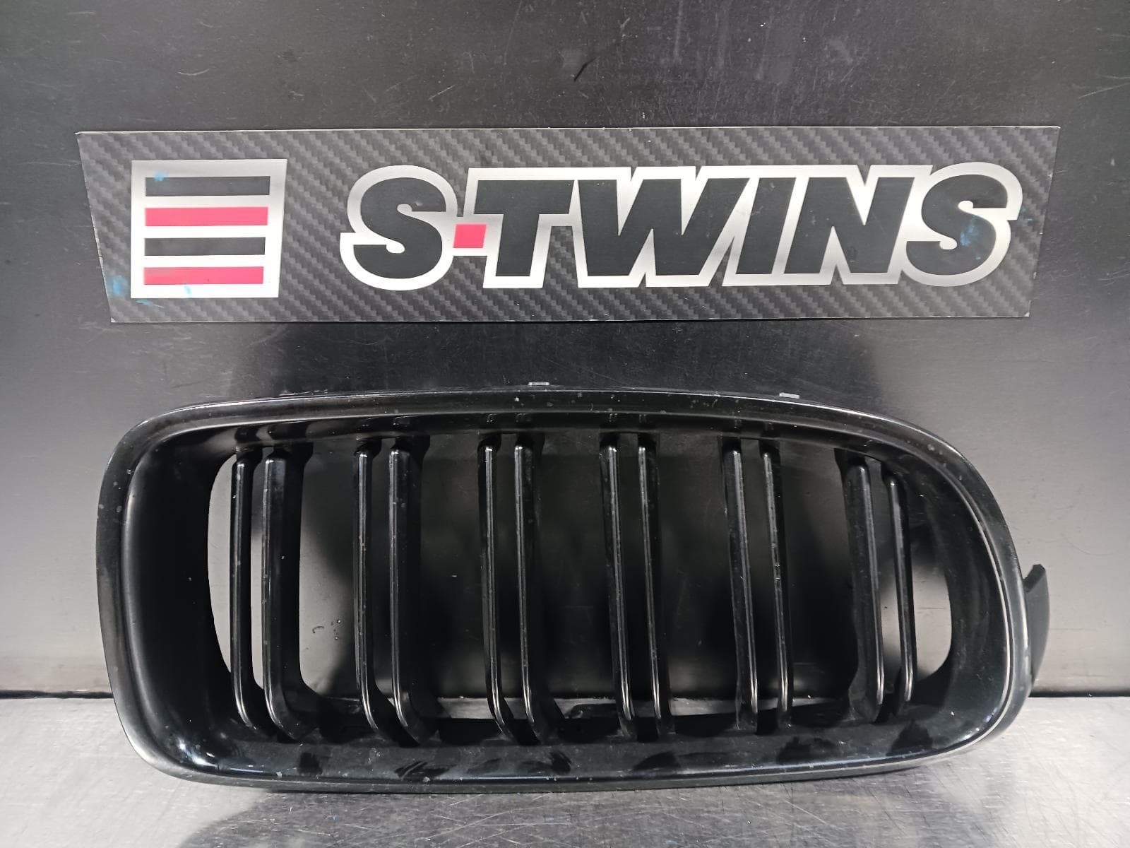 Used auto part listing image: 2013 BMW 3 SERIES GRILLE BUMPER GRILLE (RH SIDE), F30/F31, SEDAN/WAGON, 11/11-02/19 0000210806