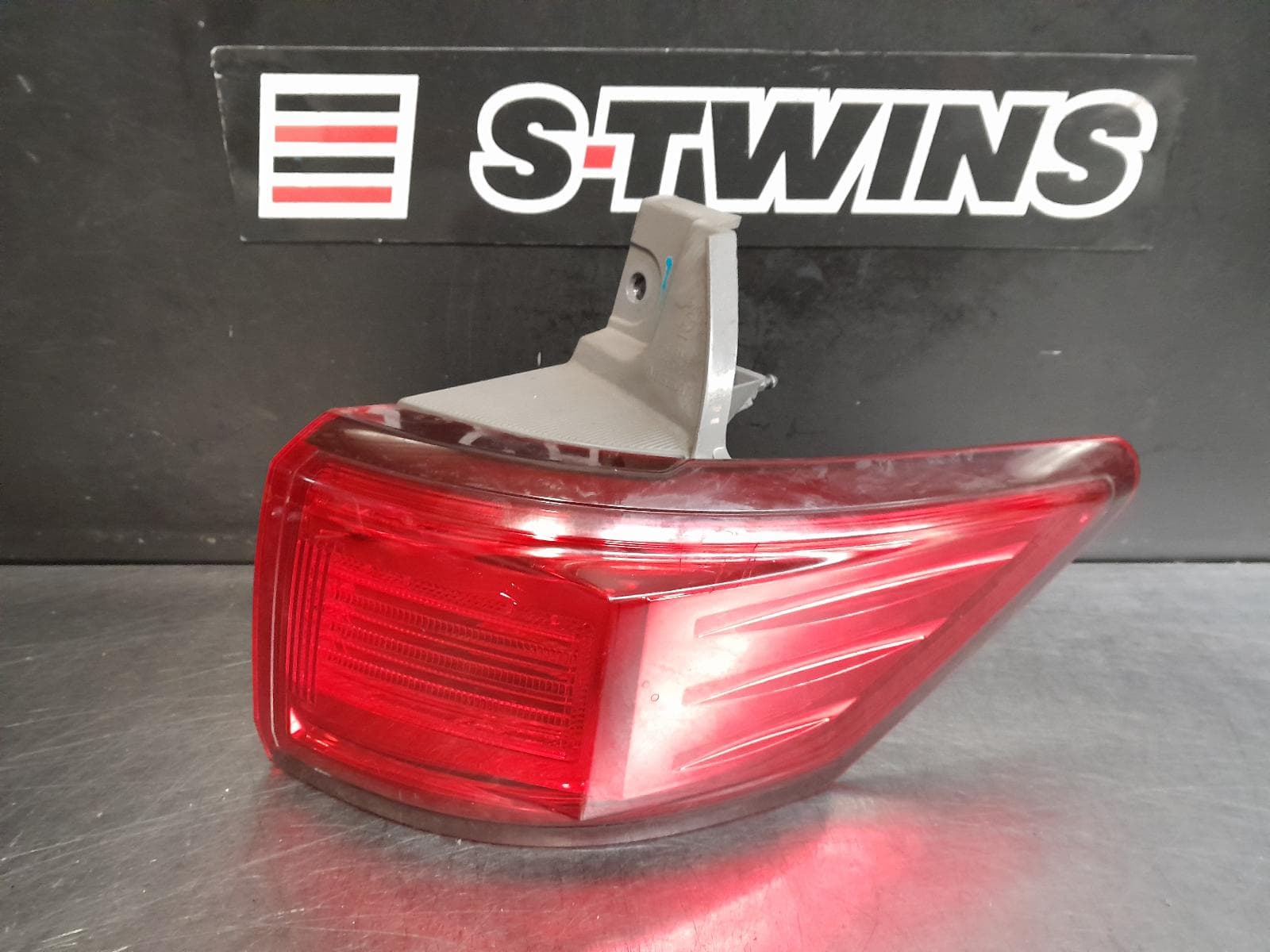 Used auto part listing image: 2017 NISSAN ELGRAND RIGHT TAILLIGHT E52, UPPER, CLEAR/RED, 01/14- (IMPORT) 0000289594