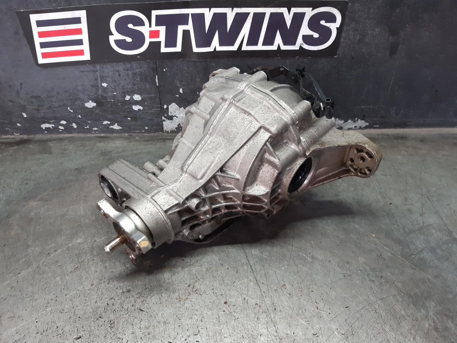 Used auto part listing image: 2019 ALFA ROMEO STELVIO DIFFERENTIAL CENTRE 949, REAR, 2.2, DIESEL, 01/18-12/21 0000308488