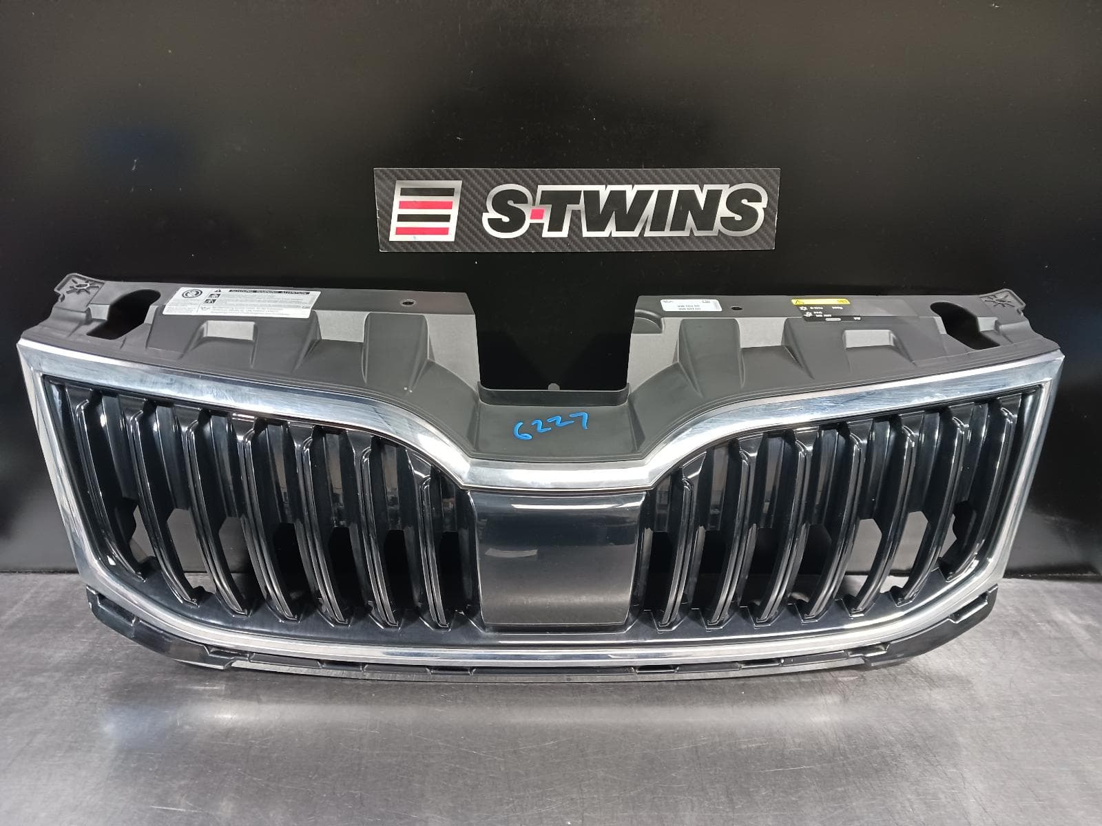 Used auto part listing image: 2017 SKODA OCTAVIA GRILLE RADIATOR GRILLE, NE, STANDARD/RS, BLACK-GLOSSY, 02/17-09/20 0000226759