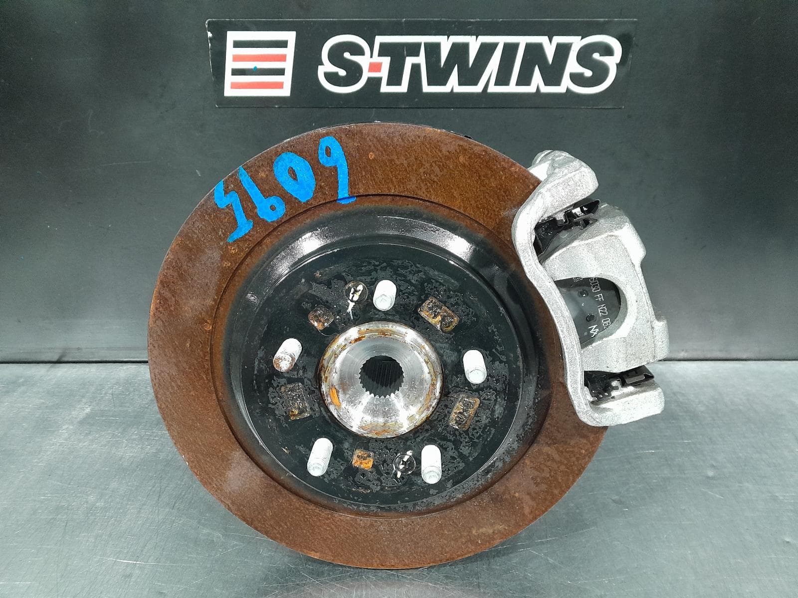 Used auto part listing image: 2022 HYUNDAI TUCSON LEFT REAR HUB ASSEMBLY NX4, AWD, 02/21- 0000292571