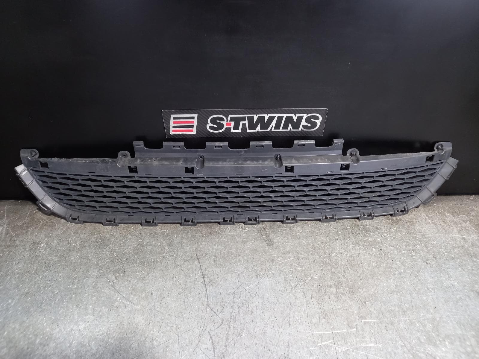 Used auto part listing image: 2018 LAND ROVER DISCOVERY SPORT GRILLE BUMPER GRILLE (CENTRE), L550, 01/15-06/19 0000217856