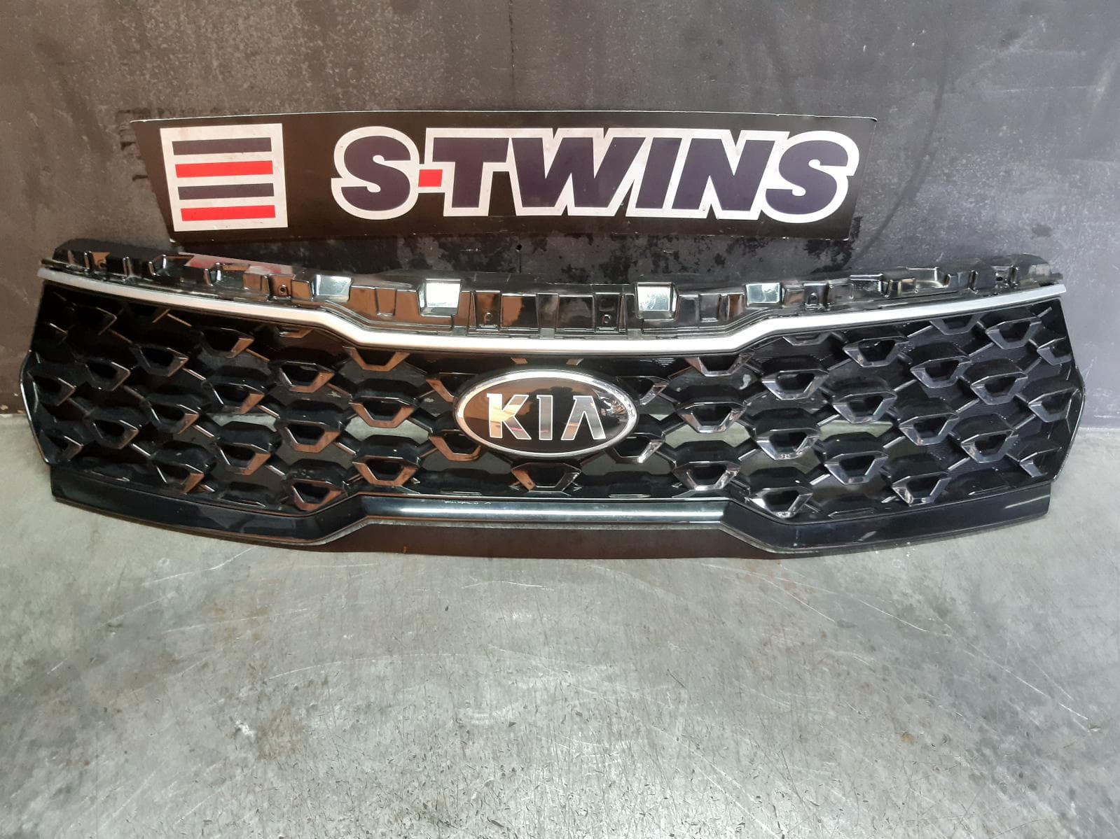 Used auto part listing image: 2021 KIA SORENTO GRILLE RADIATOR GRILLE, W/ OLD KIA EMBLEM, NON CAMERA TYPE, MQ4, 02/20-01/21 0000268790