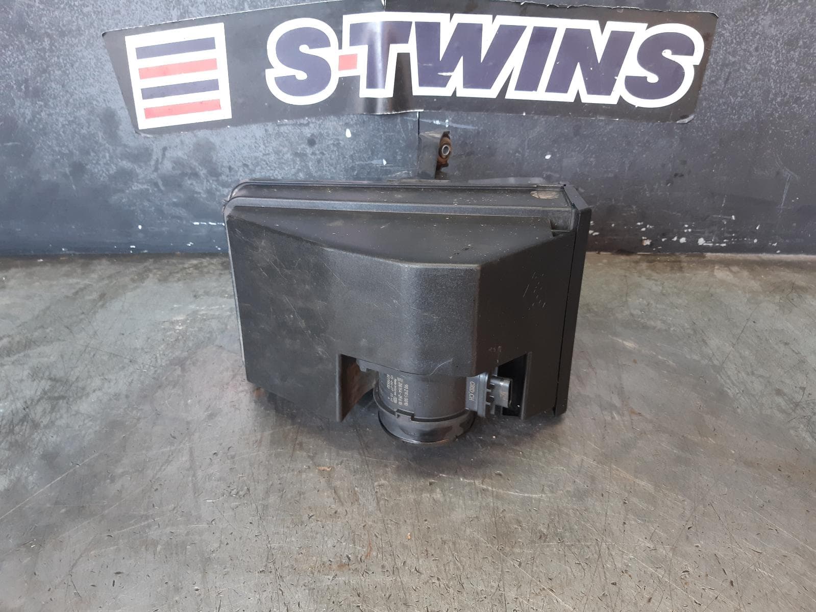Used auto part listing image: 2015 HYUNDAI TUCSON AIR CLEANER BOX AIR CLEANER, TL, 2.0, D4HA, DIESEL, 07/15-01/21 0000225227
