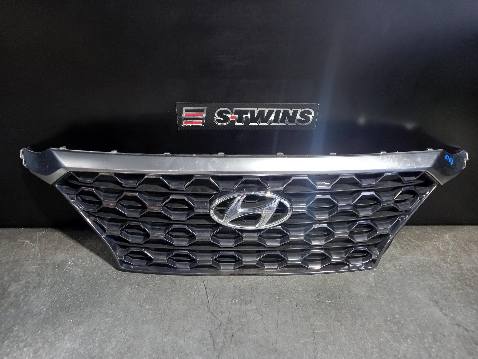 Used auto part listing image: 2020 HYUNDAI SANTA FE GRILLE RADIATOR GRILLE, TM, ELITE, CARBON GREY, 03/18-09/20 0000220084