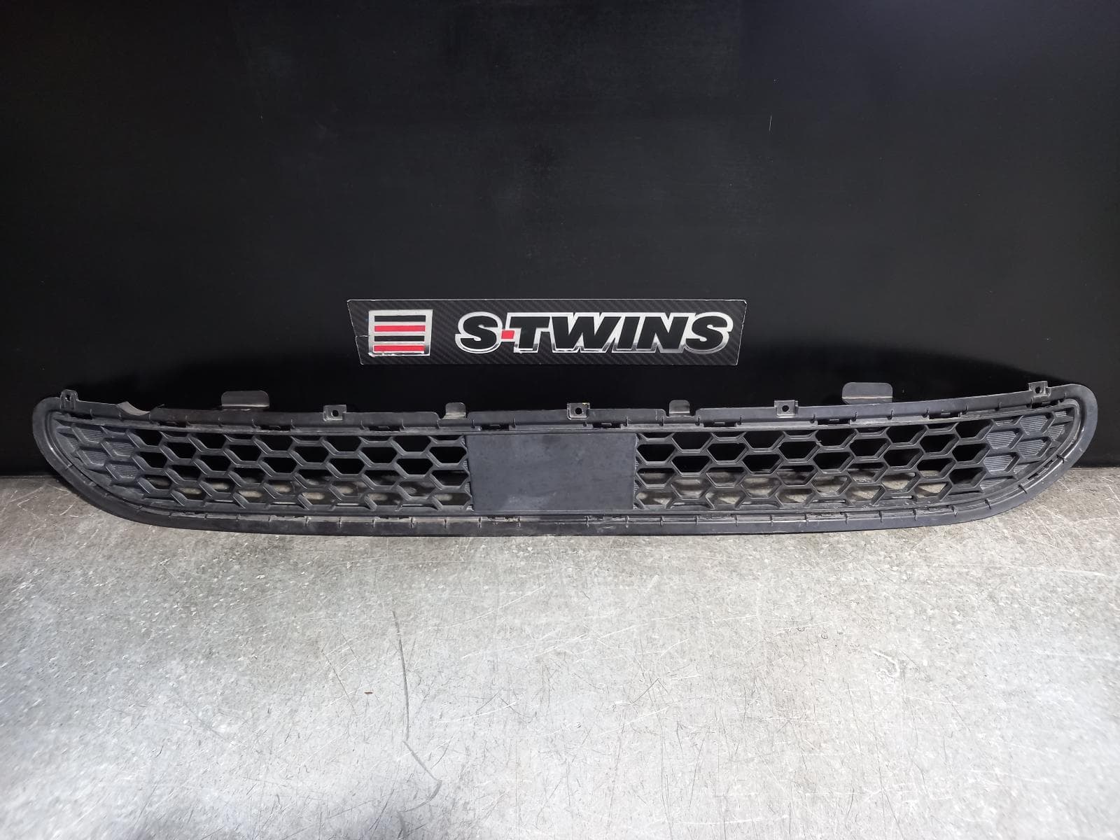 Used auto part listing image: 2020 HYUNDAI SANTA FE GRILLE BUMPER GRILLE, TM, 03/18-09/20 0000220094