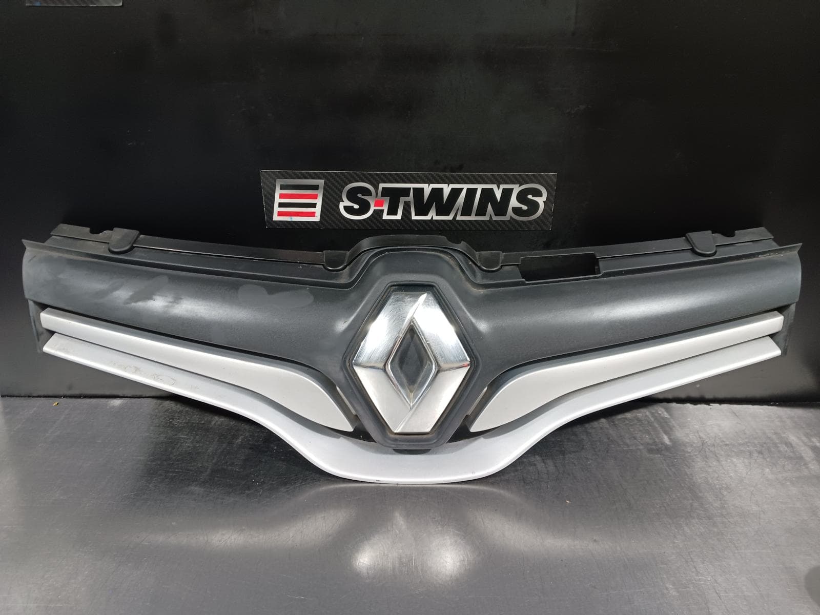 Used auto part listing image: 2015 RENAULT KANGOO GRILLE BUMPER GRILLE, X61, GREY, 09/13- 0000221507