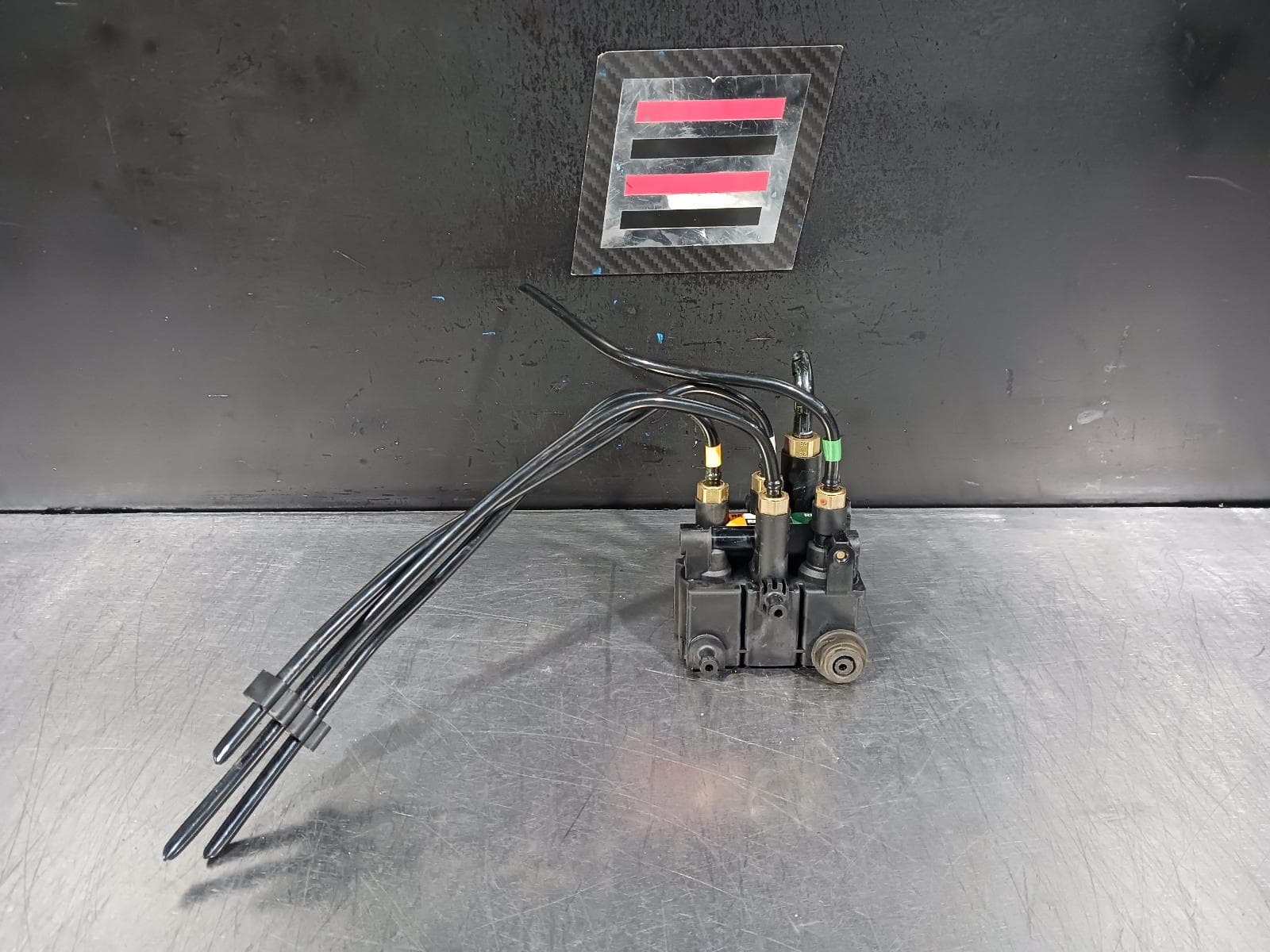 Used auto part listing image: 2014 LAND ROVER RANGEROVER SPORT AIR RIDE COMPRESSOR LEVELLING VALVE BLOCK (FRONT), L494, 12/13-05/18 0000222710