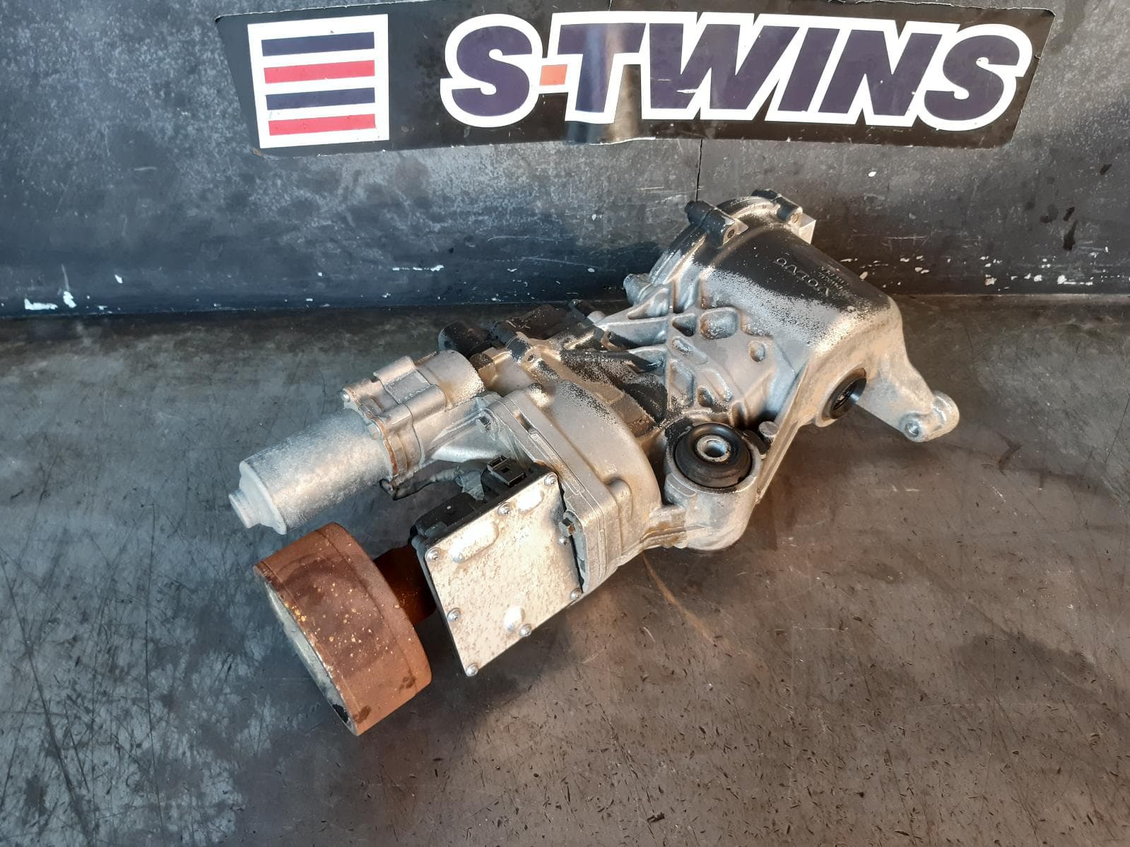 Used auto part listing image: 2018 VOLVO S40 DIFFERENTIAL CENTRE V40 02/13-01/19 0000223957