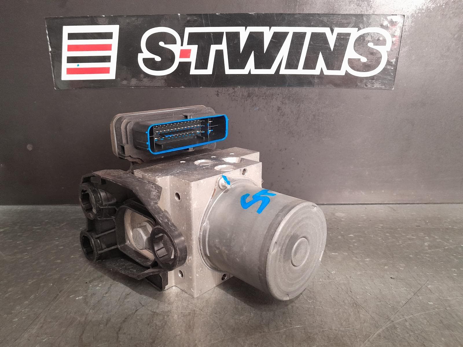 Used auto part listing image: 2021 AUDI Q7 ABS PUMP MODULATOR 4M, P/N 4M0614517AH, 09/15- 0000324201