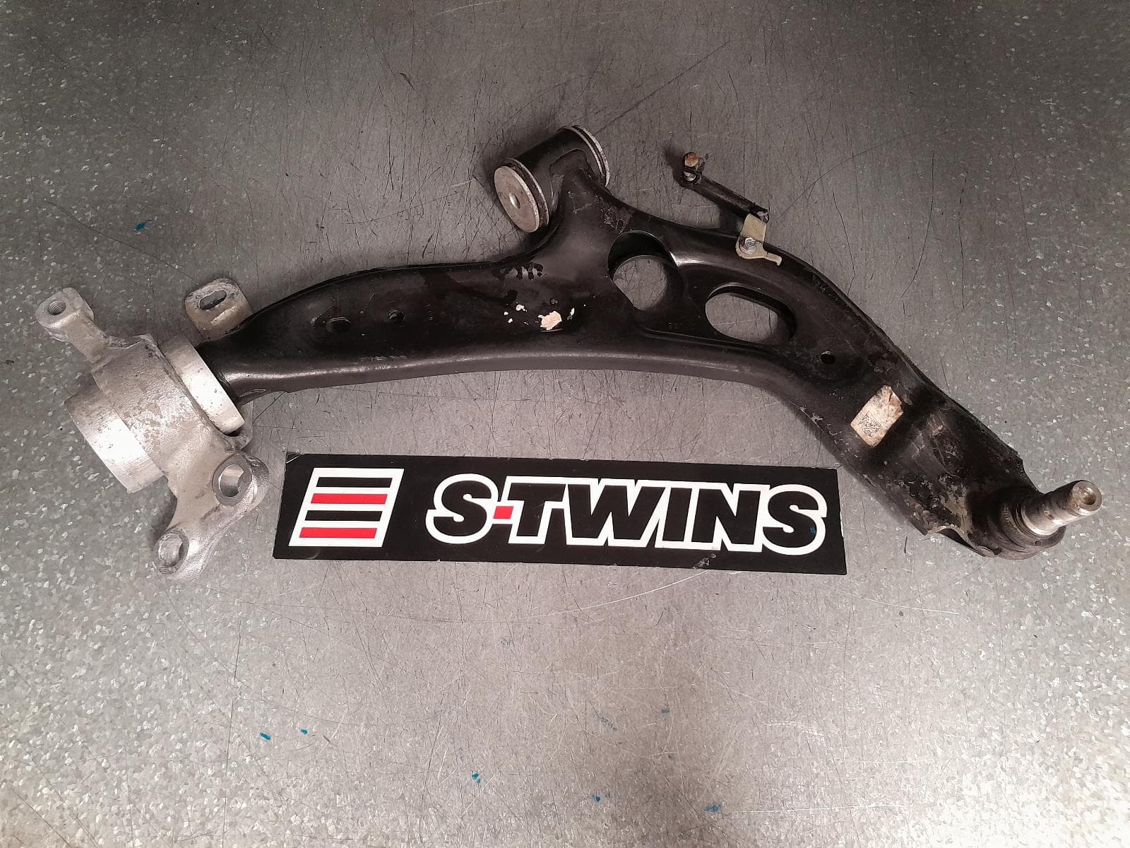 Used auto part listing image: 2020 BMW 2 SERIES RIGHT FRONT LOWER CONTROL ARM F44, SEDAN, 09/19-10/24 0000366216