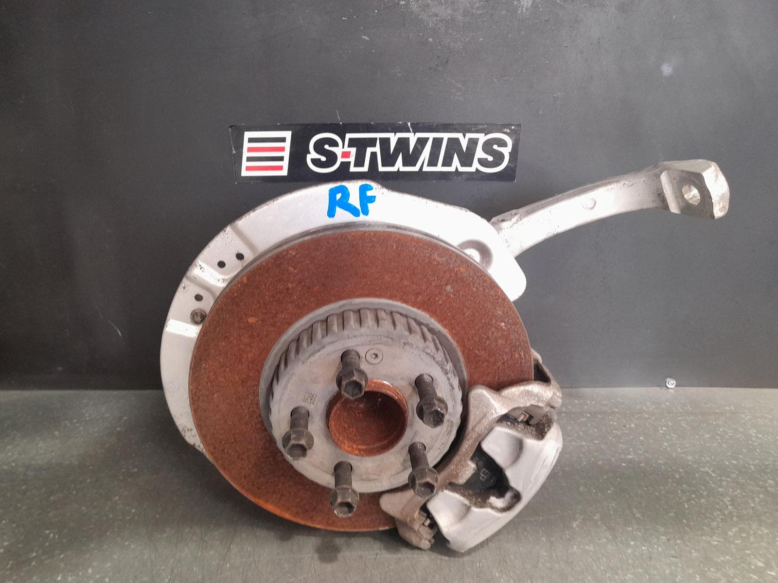 Used auto part listing image: 2017 MERCEDES E CLASS RIGHT FRONT HUB ASSEMBLY W213, 05/16-05/23 0000329576