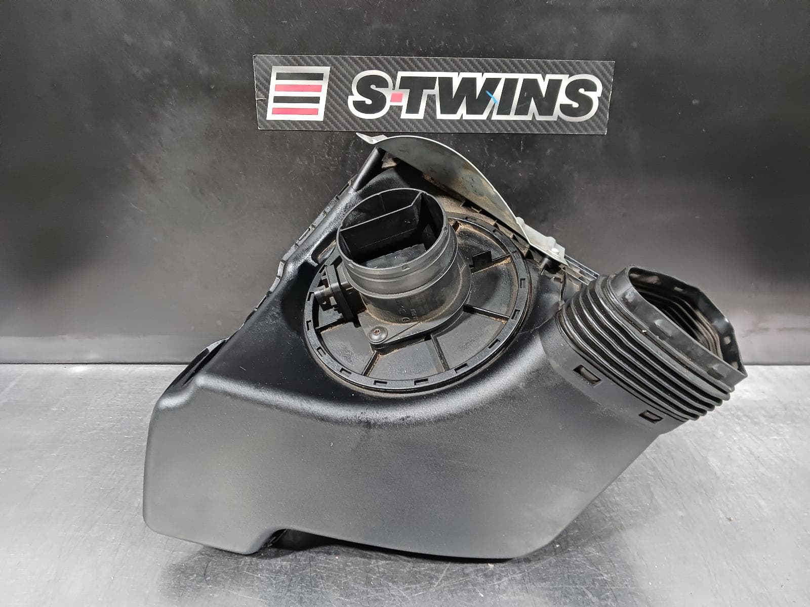 Used auto part listing image: 2012 AUDI A6 AIR CLEANER BOX AIR CLEANER, 4G/C7, 2.0, PETROL, CDNB CODE, 04/11-06/18 0000239586
