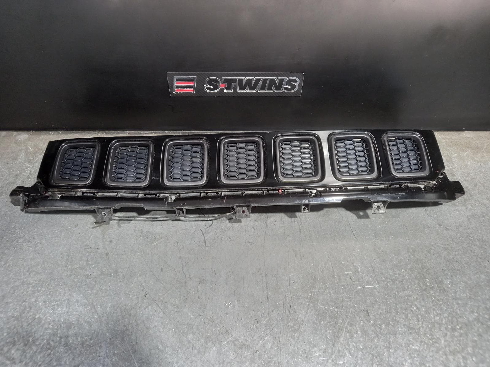 Used auto part listing image: 2018 JEEP COMPASS GRILLE RADIATOR GRILLE, M6, GREY SURROUND, TRAILHAWK, 10/17-03/21 0000229809
